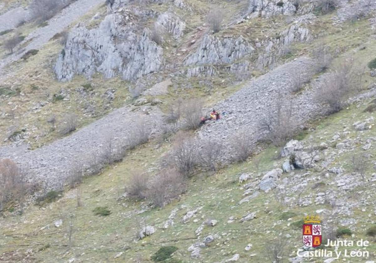 Un senderista muerto y otros dos heridos tras sufrir una grave caída en el Valle de Arintero y Rucayo (León)