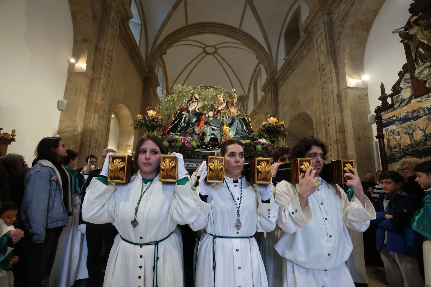 Imagen principal - Lágrimas en el Carmen de Abajo: así ha vivido la Cofradía de la Oración en el Huerto el no salir a la calle este Viernes Santo
