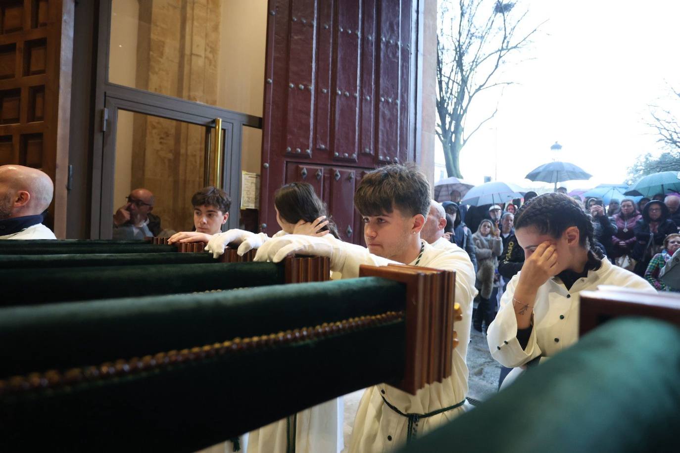 Imagen secundaria 1 - Lágrimas en el Carmen de Abajo: así ha vivido la Cofradía de la Oración en el Huerto el no salir a la calle este Viernes Santo