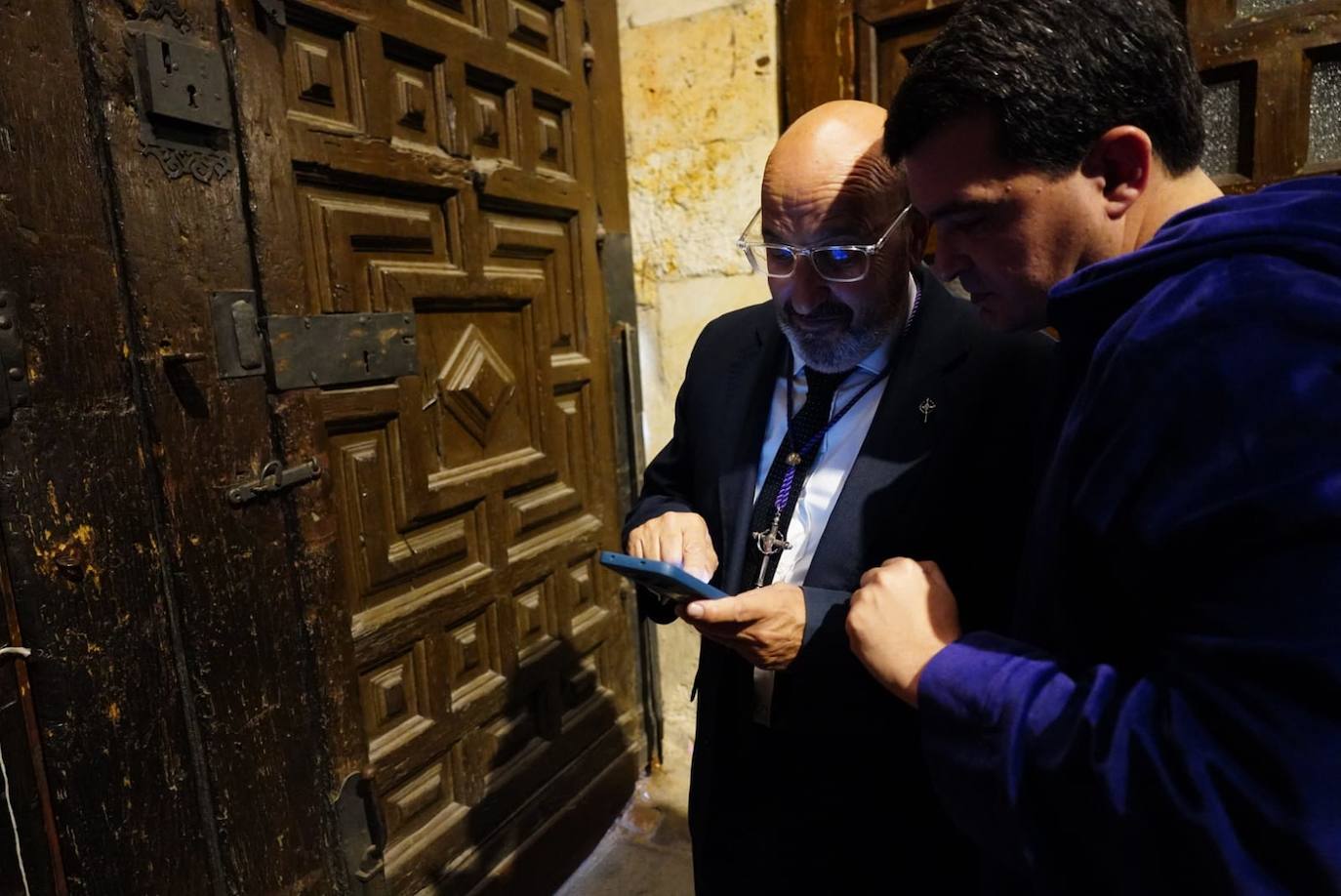 La lluvia obliga a suspender las cuatro procesiones del Viernes Santo y desata las lágrimas de los congregantes