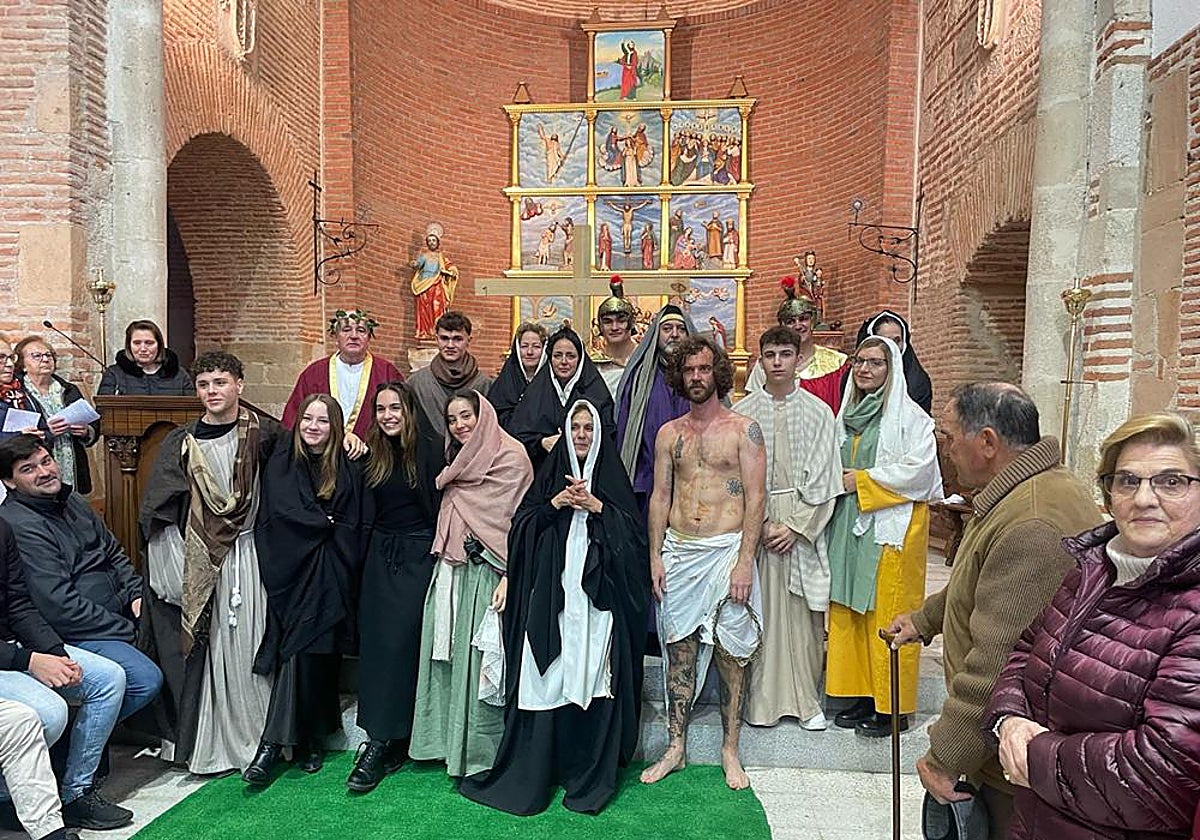 Dedicación, talento y fervor en el vía crucis viviente de Paradinas de San Juan