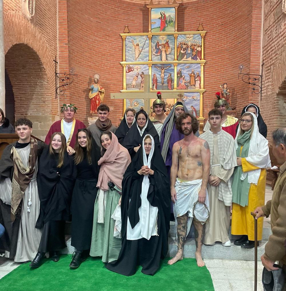 Dedicación, talento y fervor en el vía crucis viviente de Paradinas de San Juan