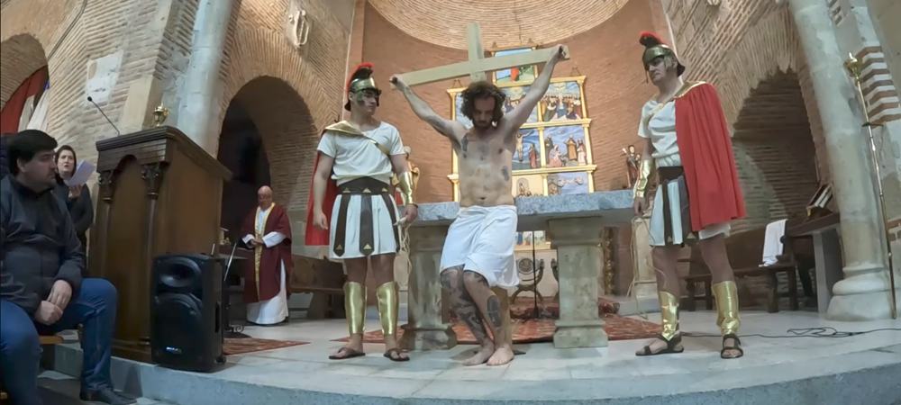 Dedicación, talento y fervor en el vía crucis viviente de Paradinas de San Juan