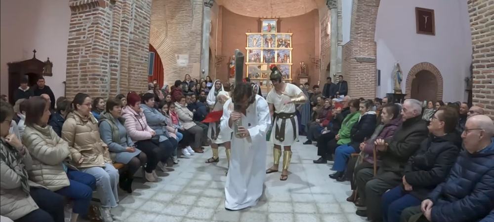 Dedicación, talento y fervor en el vía crucis viviente de Paradinas de San Juan