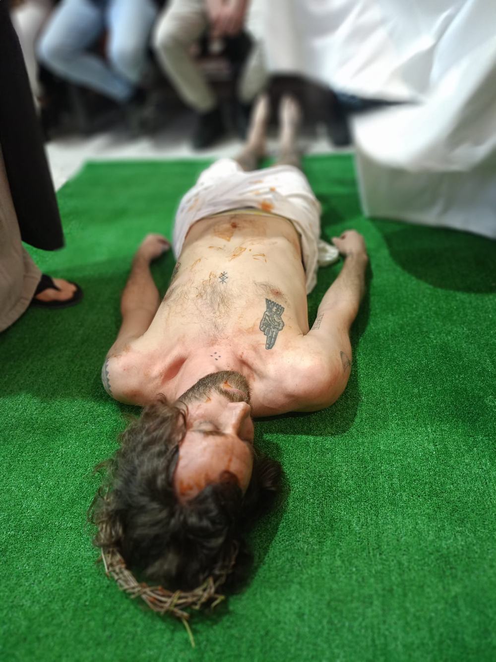 Dedicación, talento y fervor en el vía crucis viviente de Paradinas de San Juan