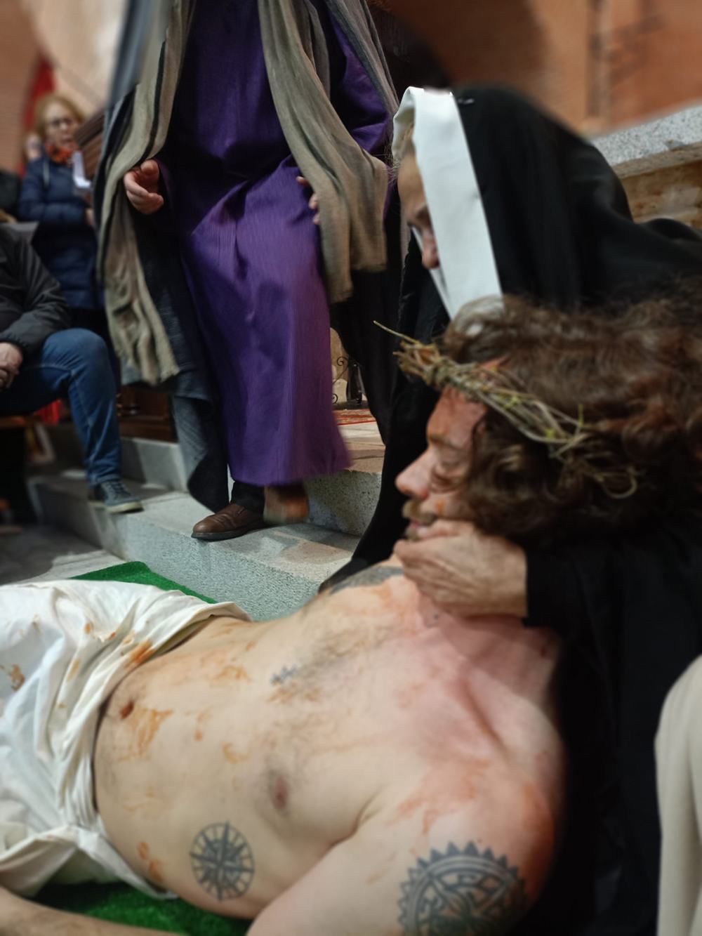 Dedicación, talento y fervor en el vía crucis viviente de Paradinas de San Juan