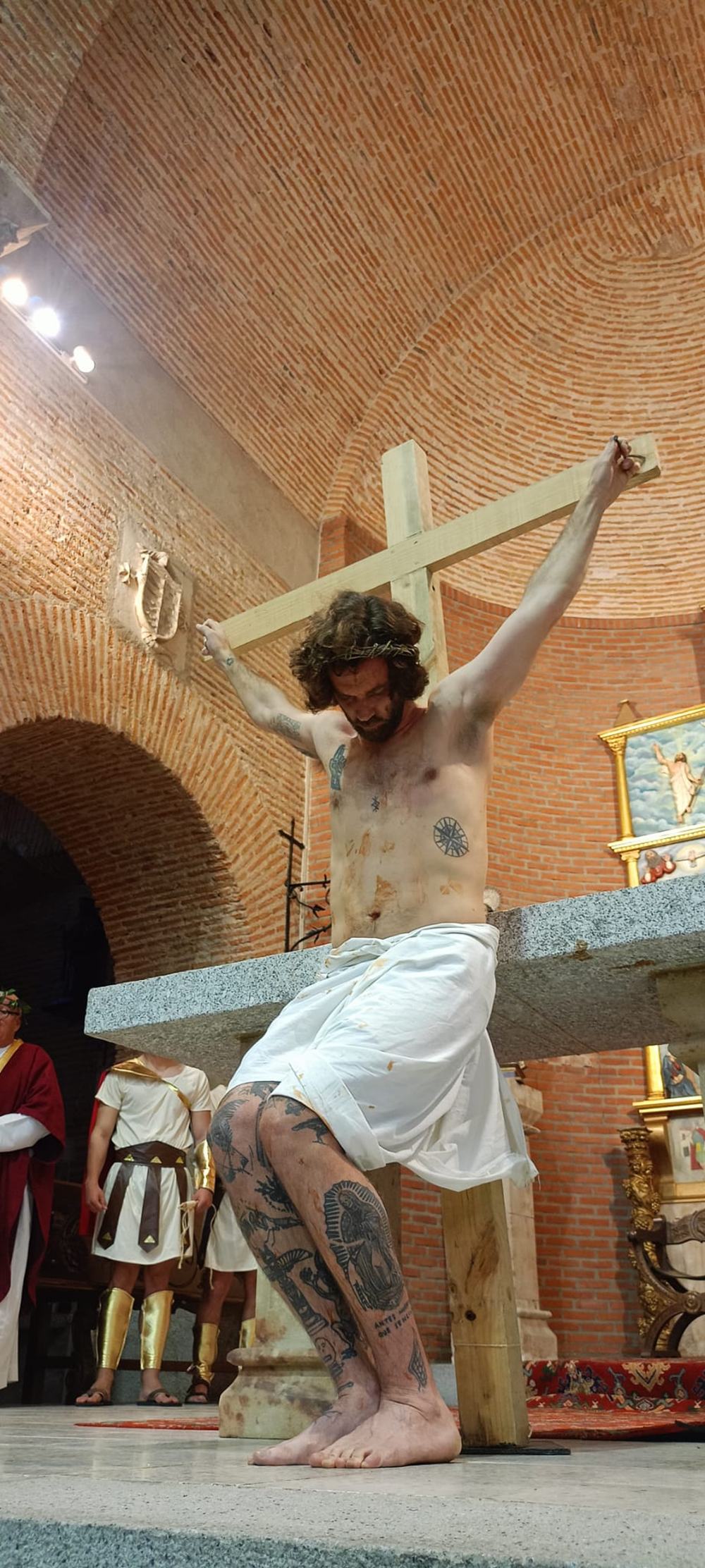 Dedicación, talento y fervor en el vía crucis viviente de Paradinas de San Juan