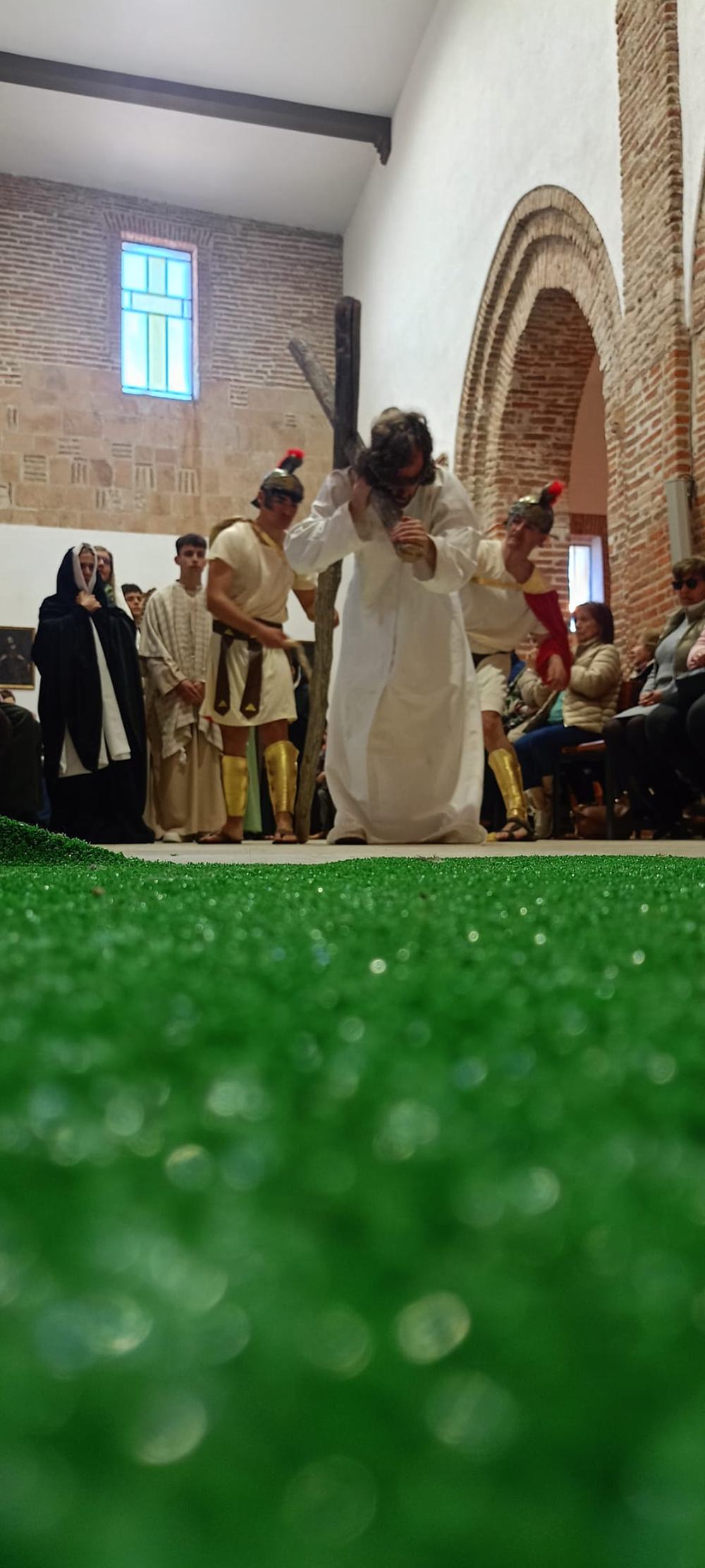 Dedicación, talento y fervor en el vía crucis viviente de Paradinas de San Juan
