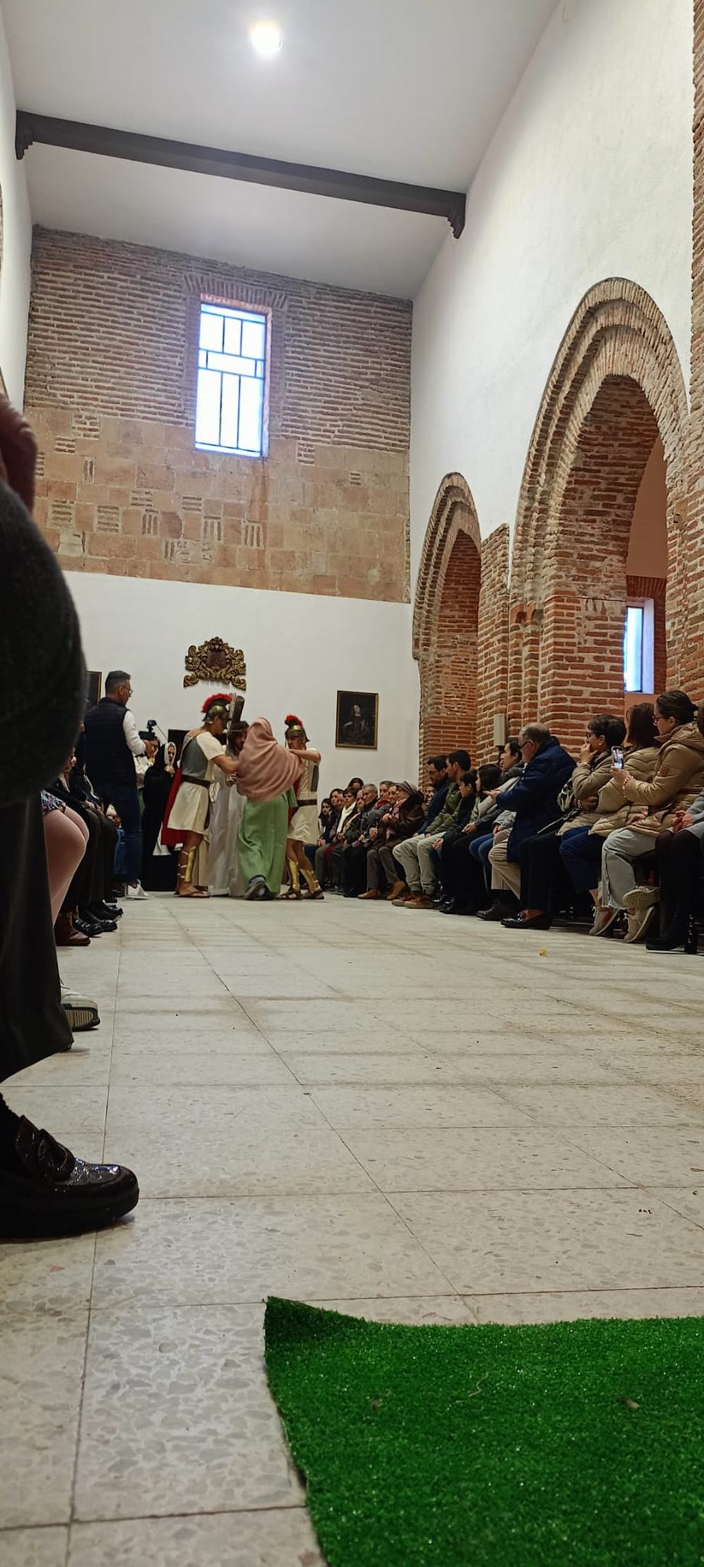 Dedicación, talento y fervor en el vía crucis viviente de Paradinas de San Juan