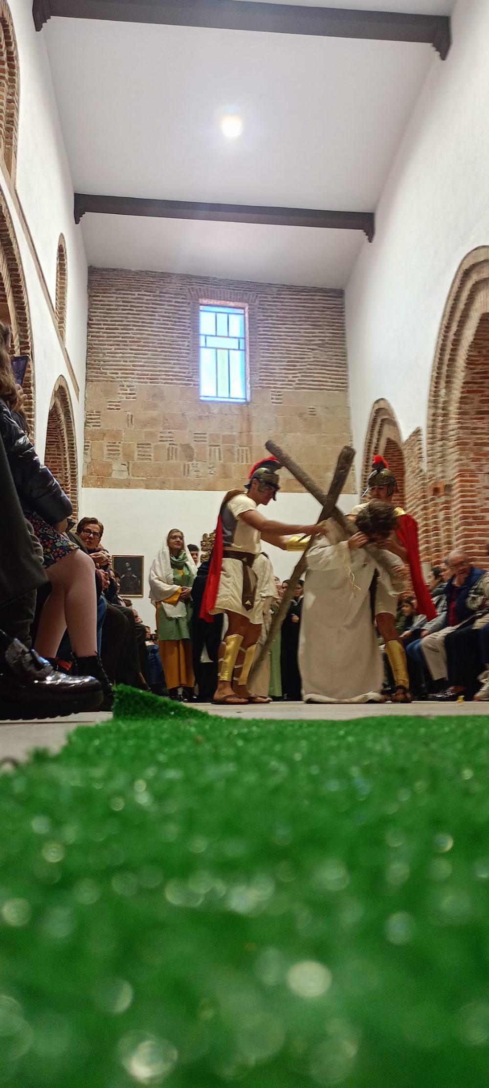 Dedicación, talento y fervor en el vía crucis viviente de Paradinas de San Juan