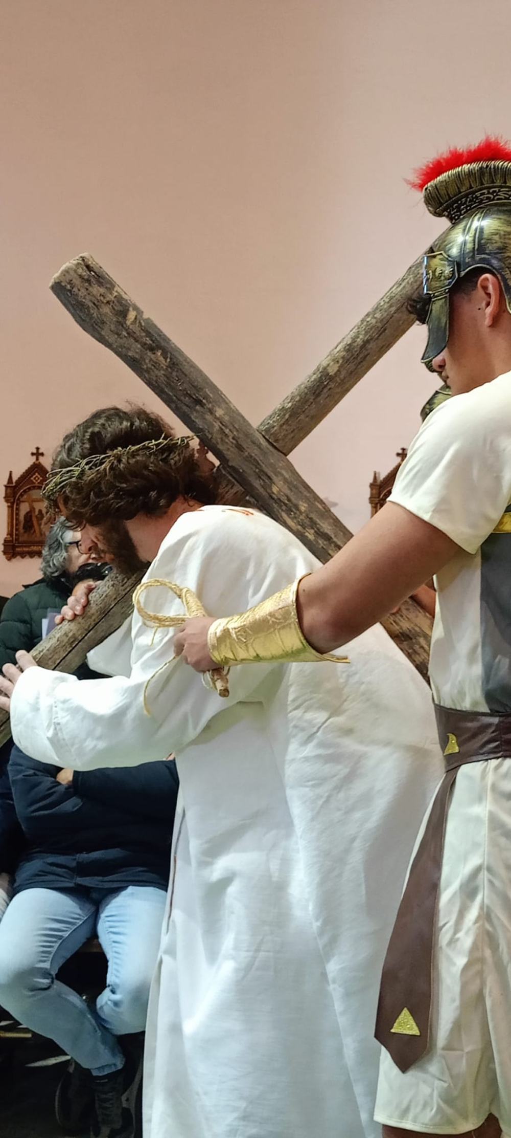 Dedicación, talento y fervor en el vía crucis viviente de Paradinas de San Juan