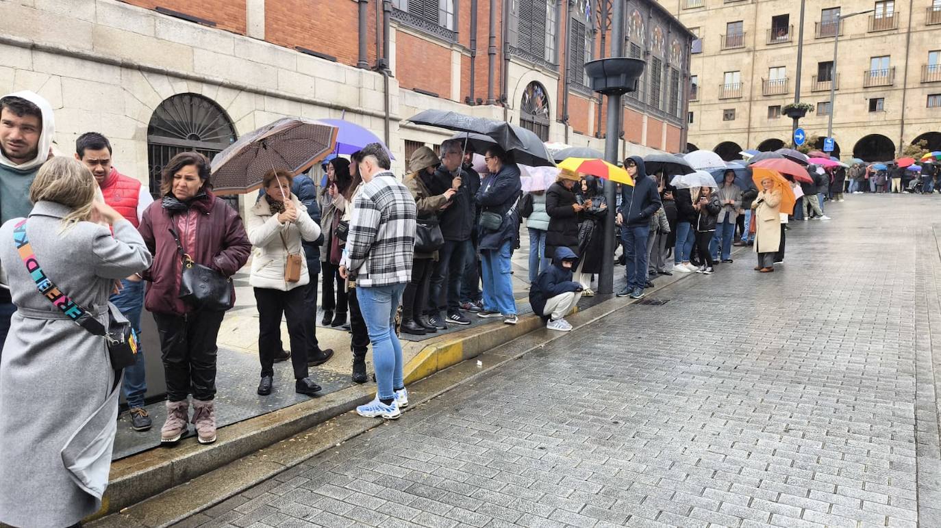 La lluvia obliga a suspender las cuatro procesiones del Viernes Santo y desata las lágrimas de los congregantes