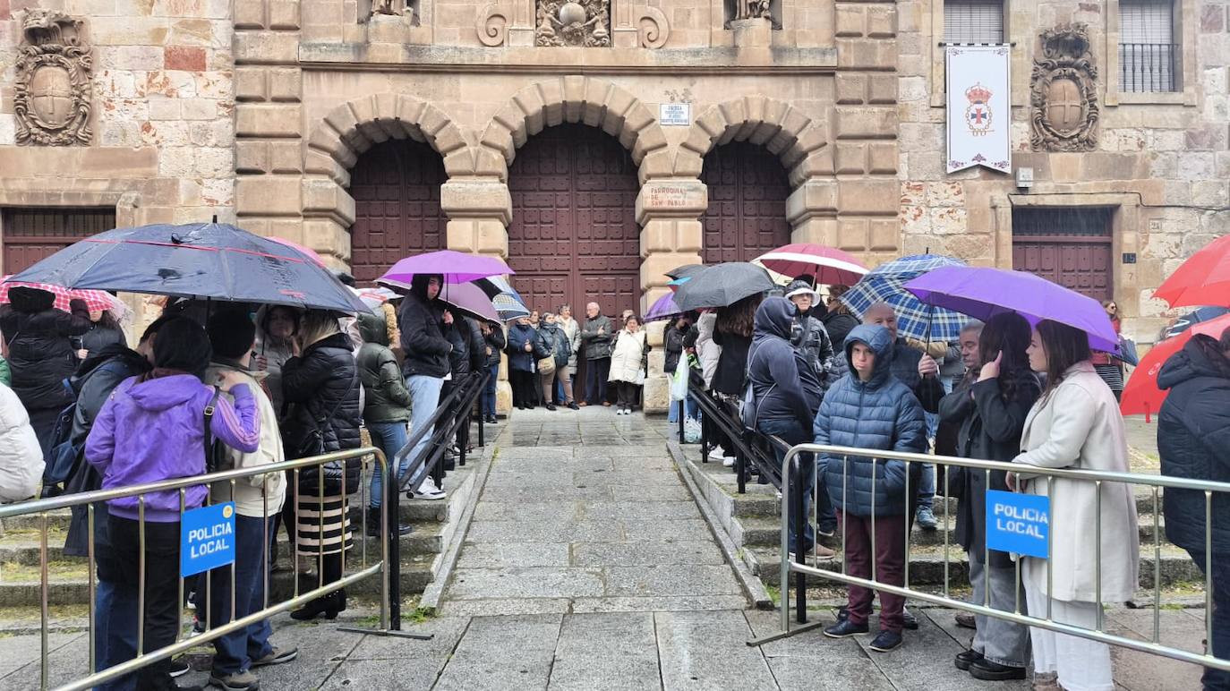 La lluvia obliga a suspender las cuatro procesiones del Viernes Santo y desata las lágrimas de los congregantes