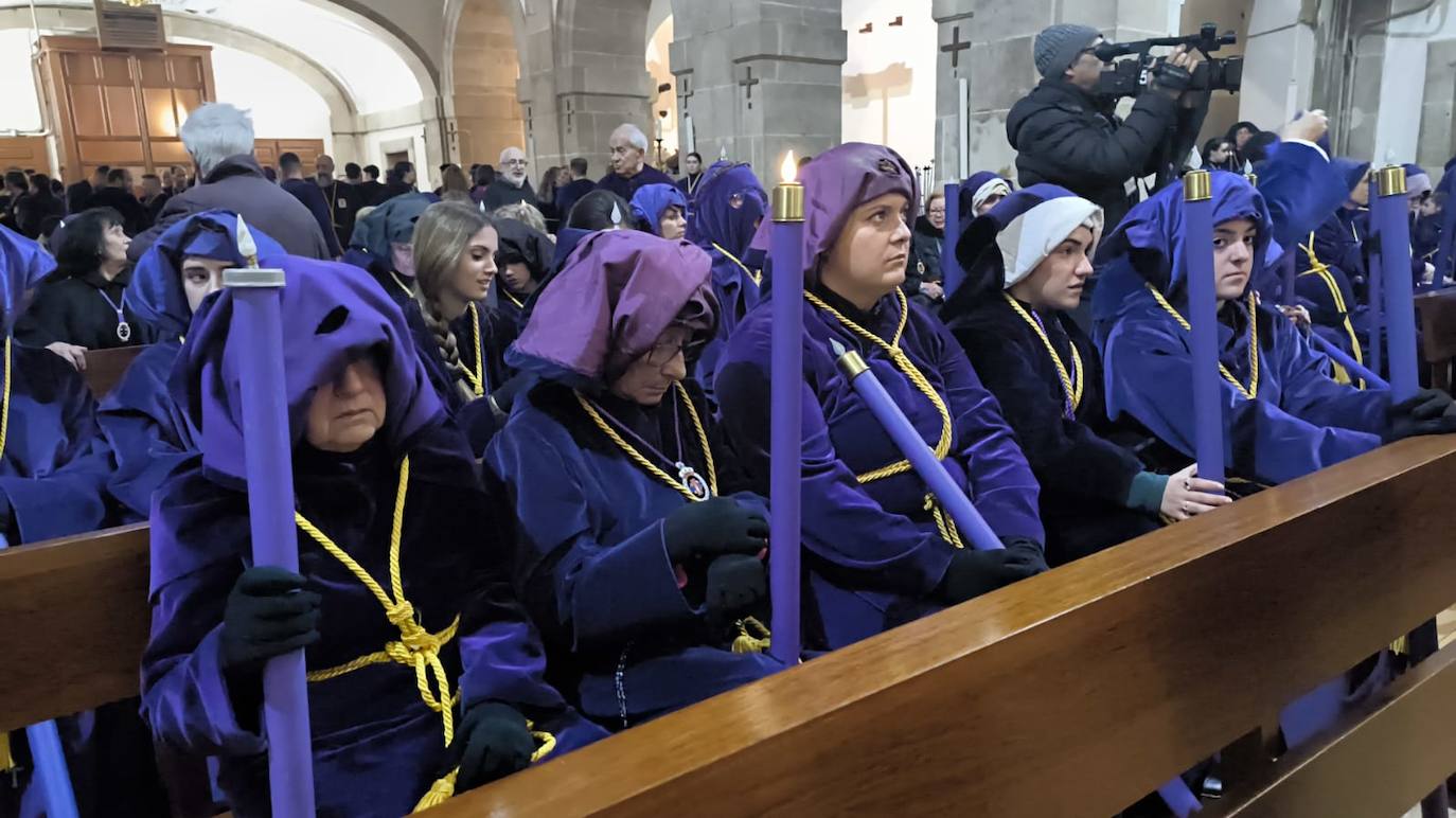 La lluvia obliga a suspender las cuatro procesiones del Viernes Santo y desata las lágrimas de los congregantes