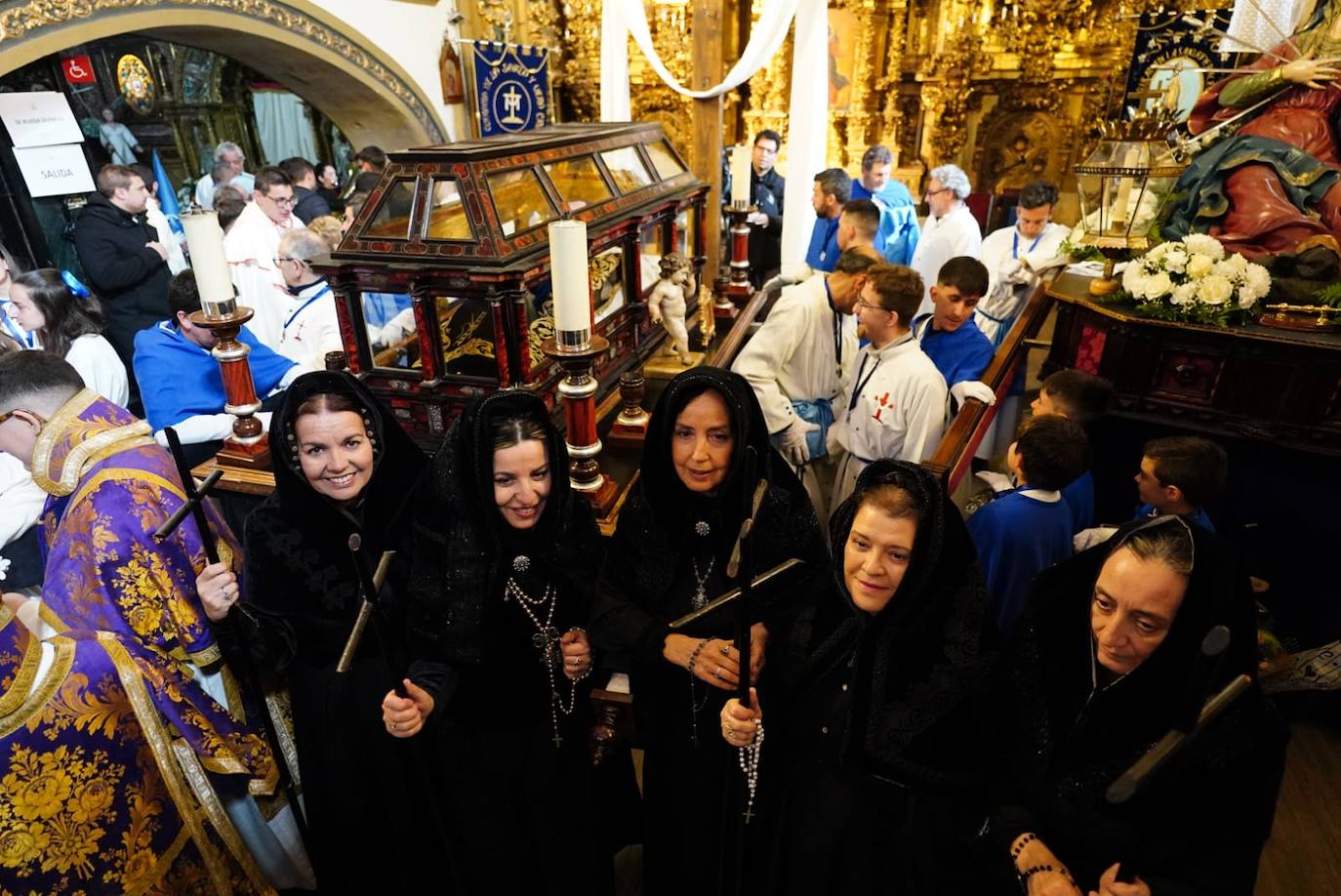 La lluvia obliga a suspender las cuatro procesiones del Viernes Santo y desata las lágrimas de los congregantes