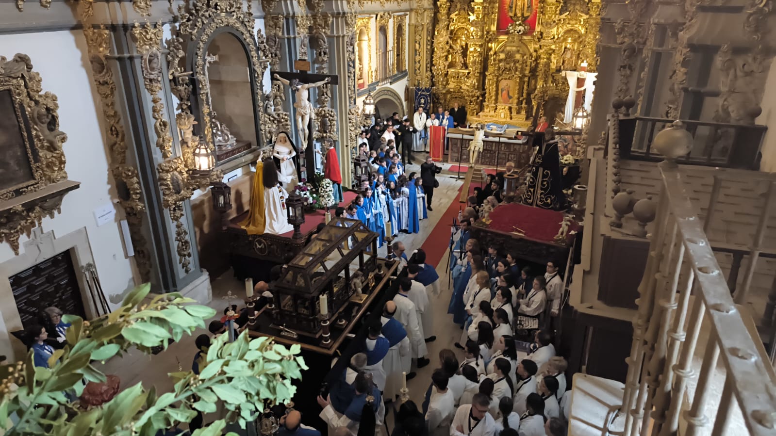 Imagen secundaria 2 - Así se han vivido el Descendimiento y la suspensión de la procesión del Santo Entierro por la lluvia en la Capilla de la Vera Cruz