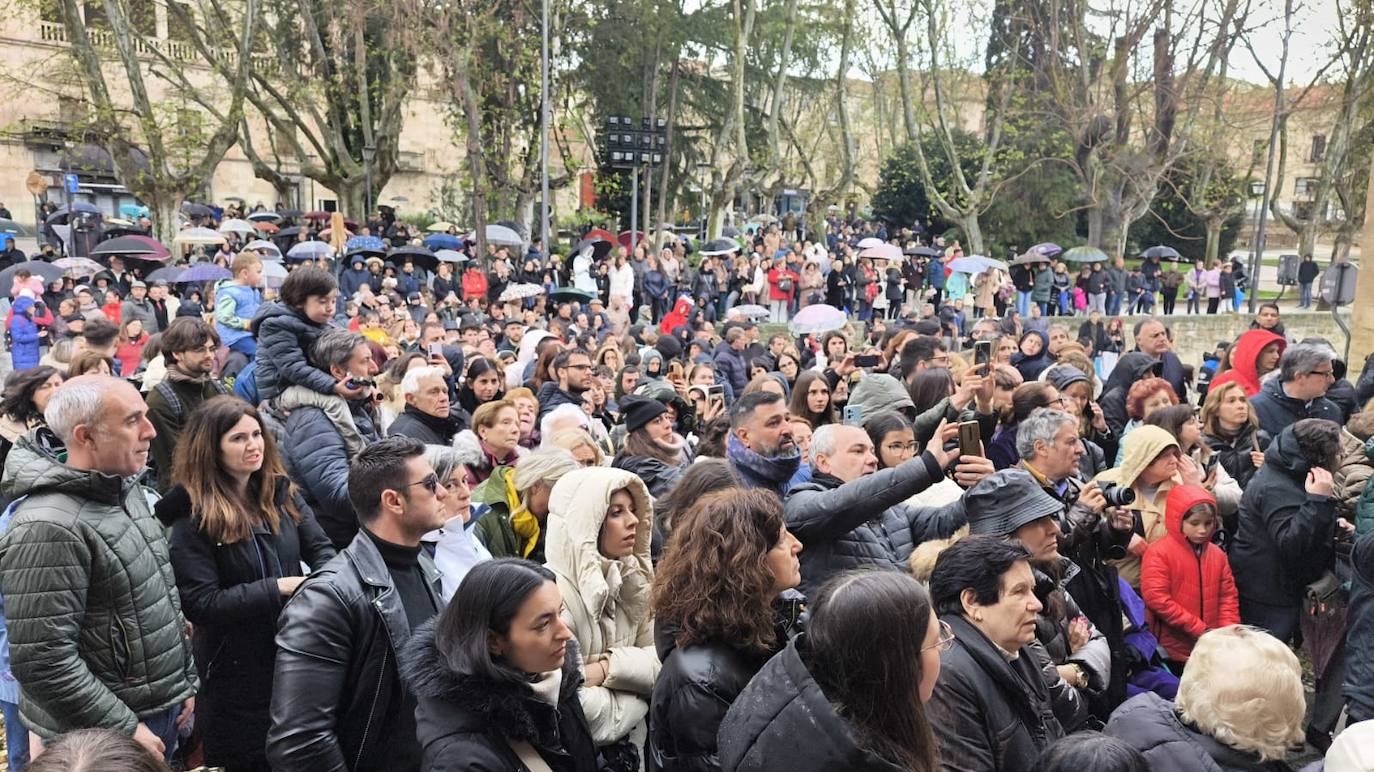 La lluvia obliga a suspender las cuatro procesiones del Viernes Santo y desata las lágrimas de los congregantes