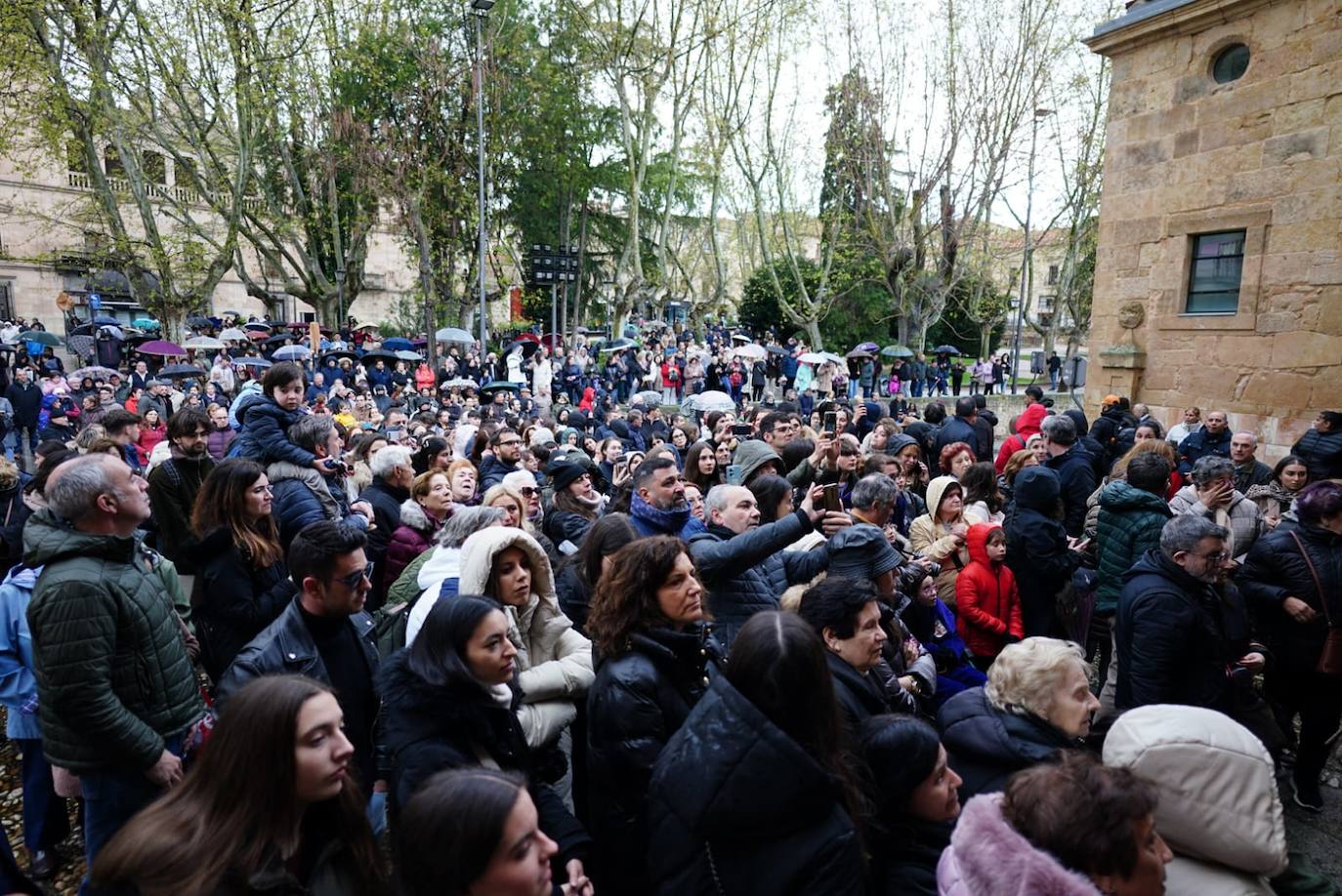 La lluvia obliga a suspender las cuatro procesiones del Viernes Santo y desata las lágrimas de los congregantes