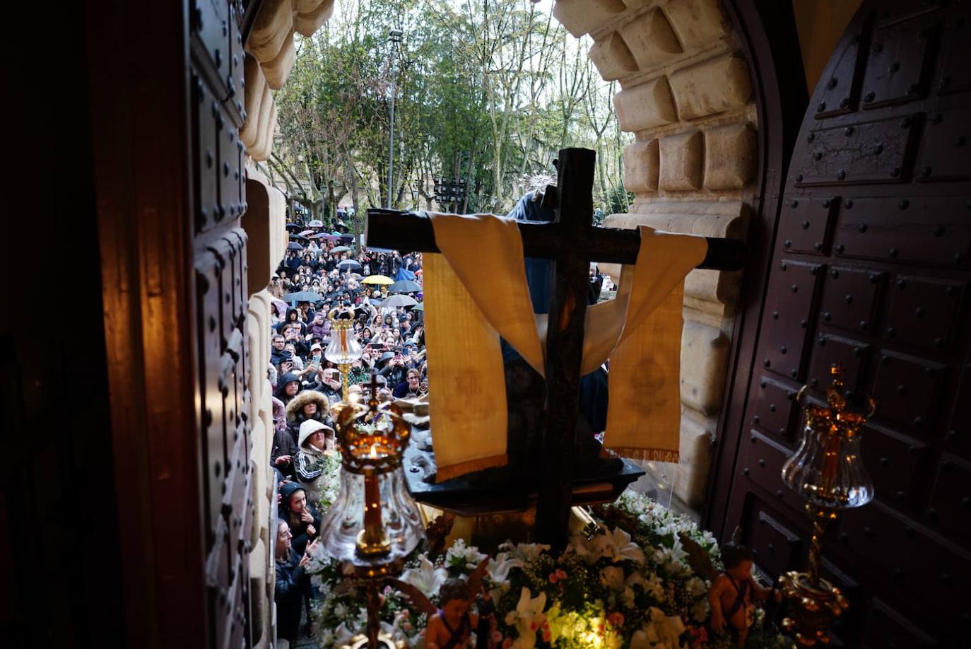 La lluvia obliga a suspender las cuatro procesiones del Viernes Santo y desata las lágrimas de los congregantes