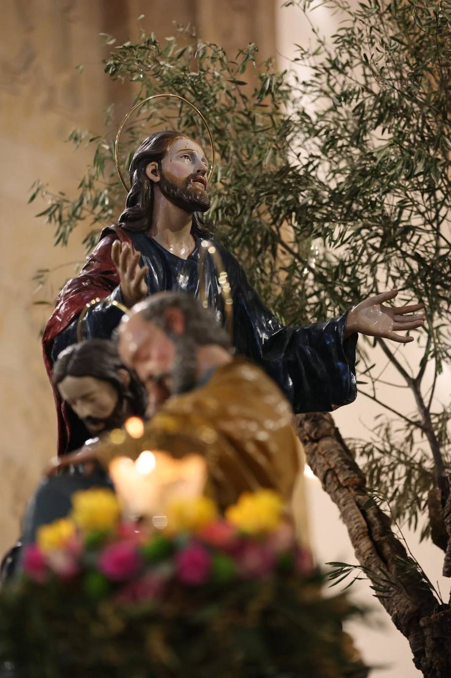 La lluvia obliga a suspender las cuatro procesiones del Viernes Santo y desata las lágrimas de los congregantes