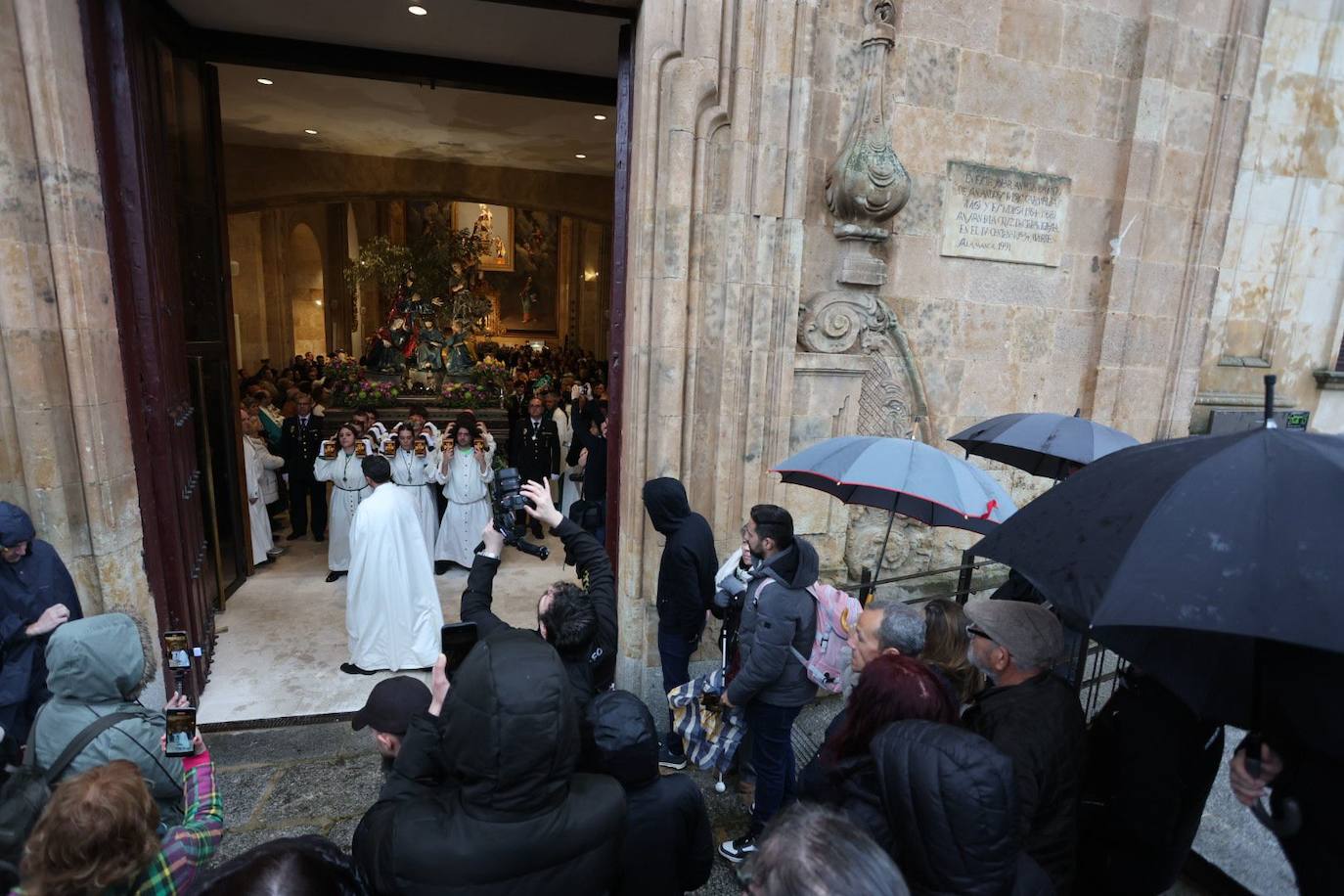 La lluvia obliga a suspender las cuatro procesiones del Viernes Santo y desata las lágrimas de los congregantes