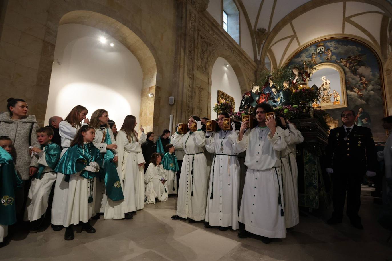 La lluvia obliga a suspender las cuatro procesiones del Viernes Santo y desata las lágrimas de los congregantes