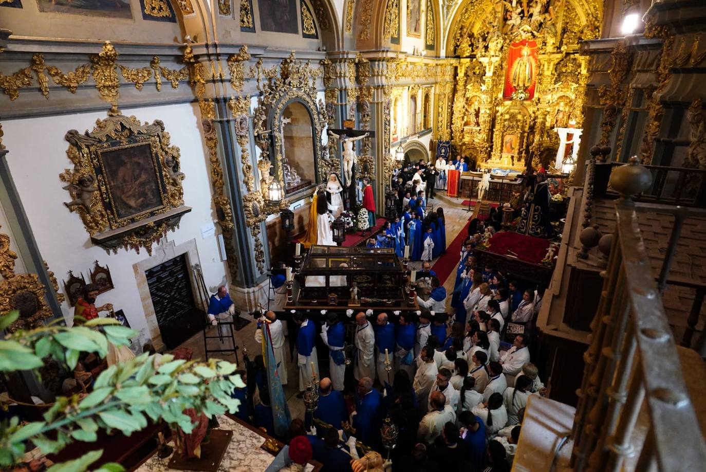 La lluvia obliga a suspender las cuatro procesiones del Viernes Santo y desata las lágrimas de los congregantes