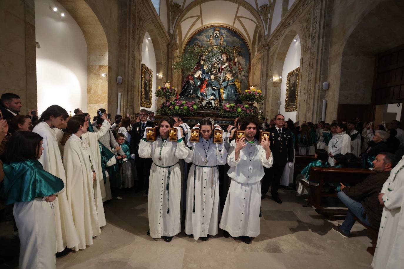 La lluvia obliga a suspender las cuatro procesiones del Viernes Santo y desata las lágrimas de los congregantes