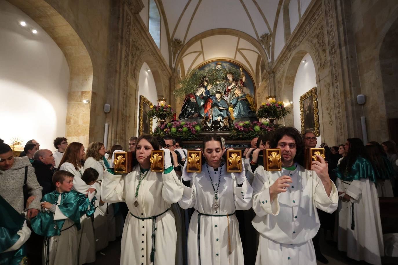 La lluvia obliga a suspender las cuatro procesiones del Viernes Santo y desata las lágrimas de los congregantes