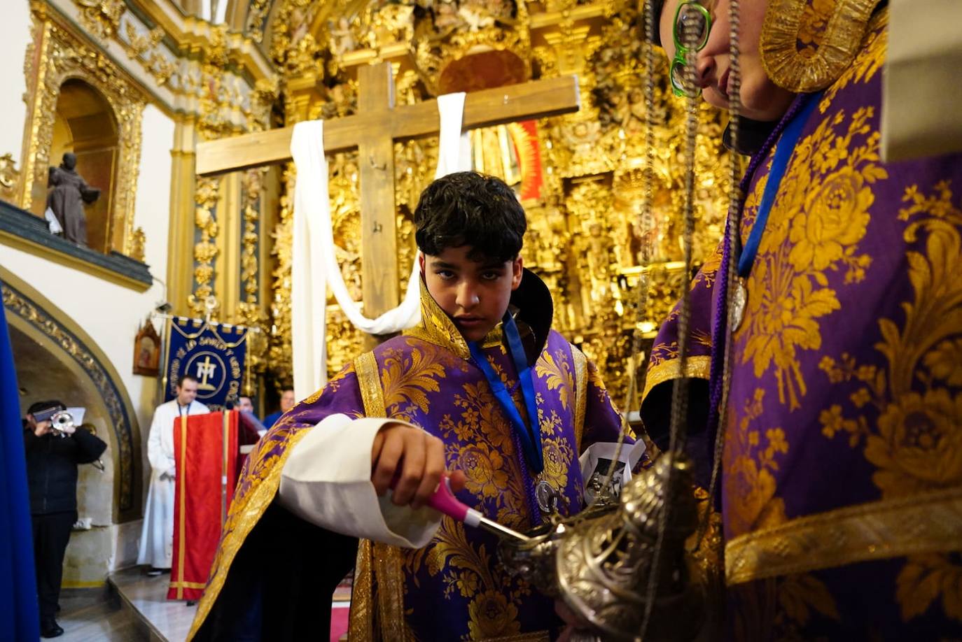 La lluvia obliga a suspender las cuatro procesiones del Viernes Santo y desata las lágrimas de los congregantes