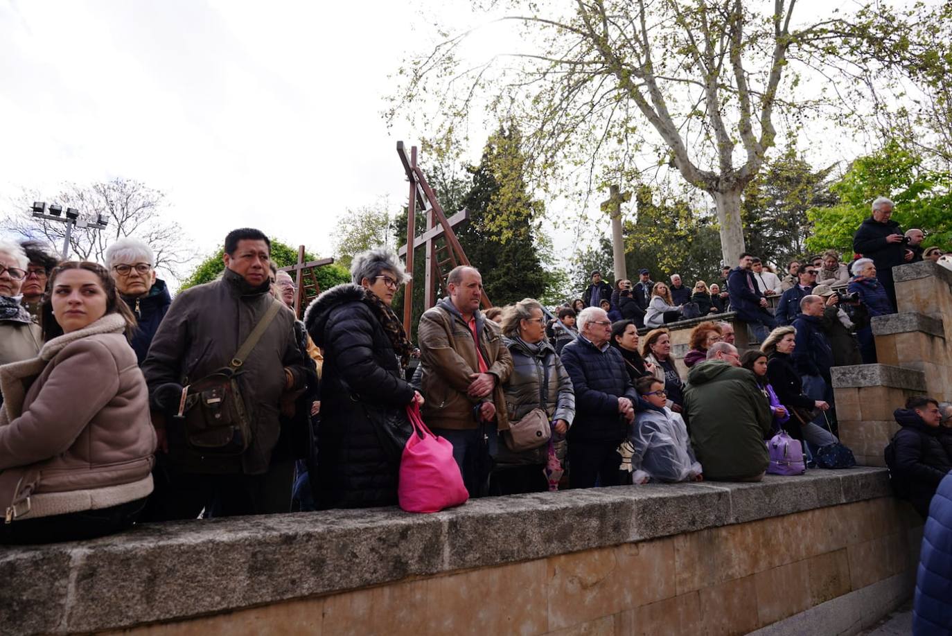 La lluvia obliga a suspender las cuatro procesiones del Viernes Santo y desata las lágrimas de los congregantes