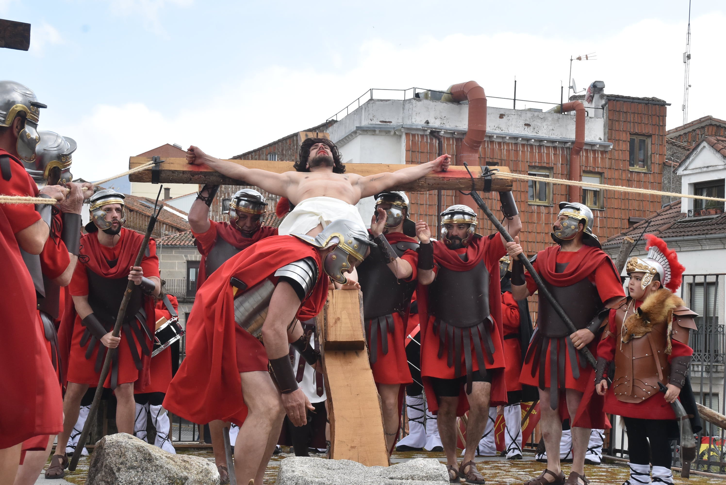 Béjar reta a la lluvia y escenifica la sentencia de Jesús en la Plaza Mayor
