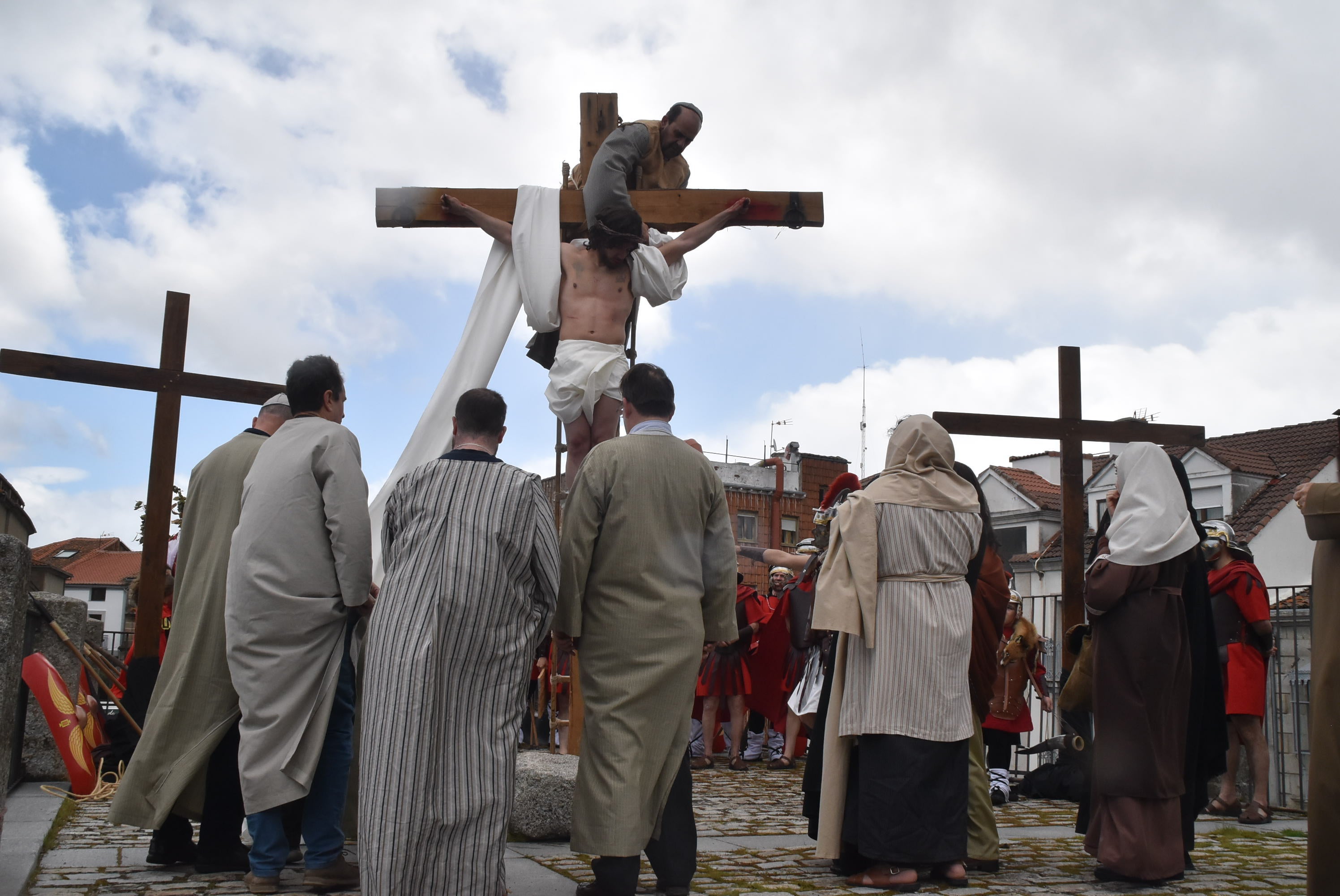 Béjar reta a la lluvia y escenifica la sentencia de Jesús en la Plaza Mayor