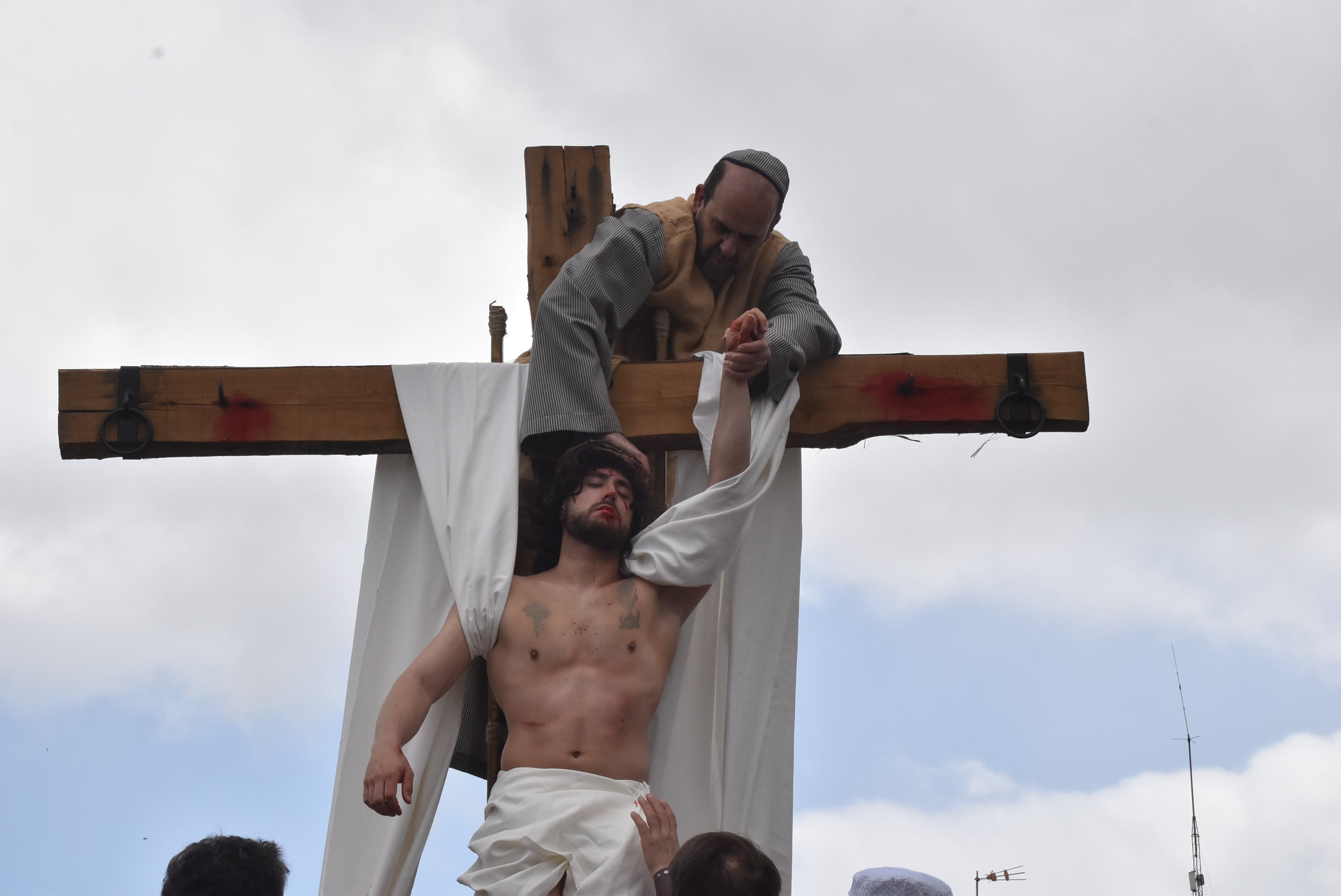 Béjar reta a la lluvia y escenifica la sentencia de Jesús en la Plaza Mayor