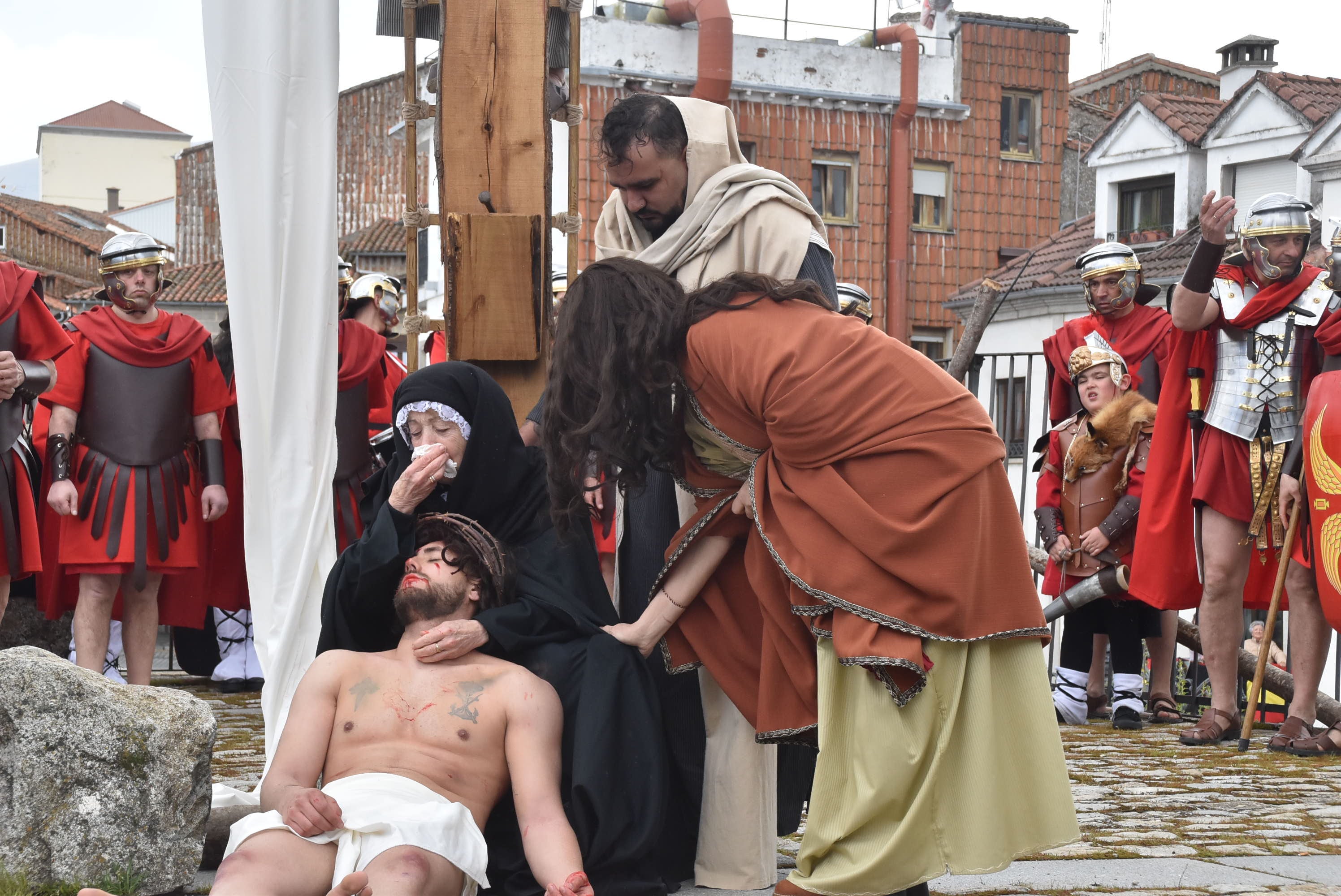 Béjar reta a la lluvia y escenifica la sentencia de Jesús en la Plaza Mayor