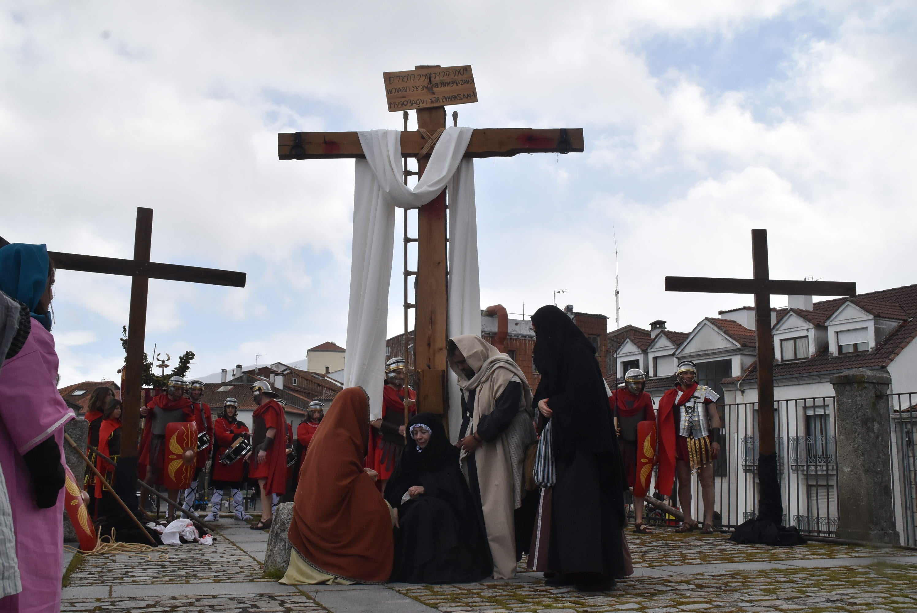 Béjar reta a la lluvia y escenifica la sentencia de Jesús en la Plaza Mayor