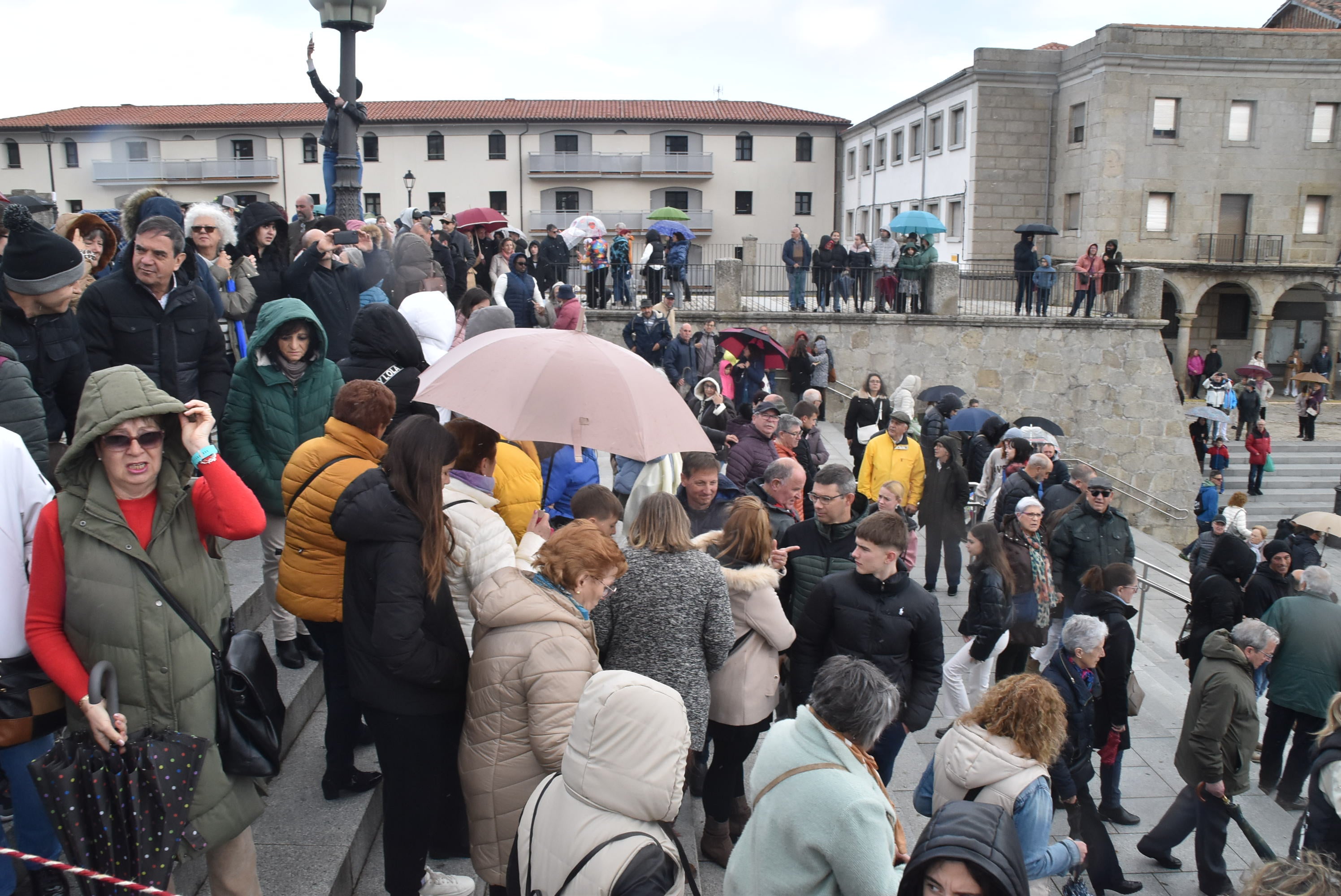 Béjar reta a la lluvia y escenifica la sentencia de Jesús en la Plaza Mayor