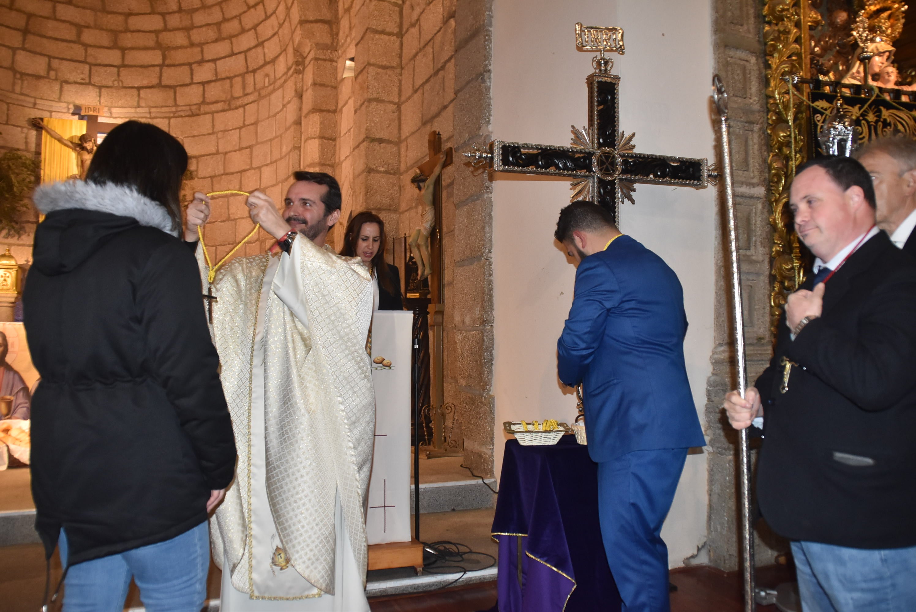 La Cofradía de la Vera Cruz nombra abad a Paco García y da la bienvenida a 14 nuevos cofrades