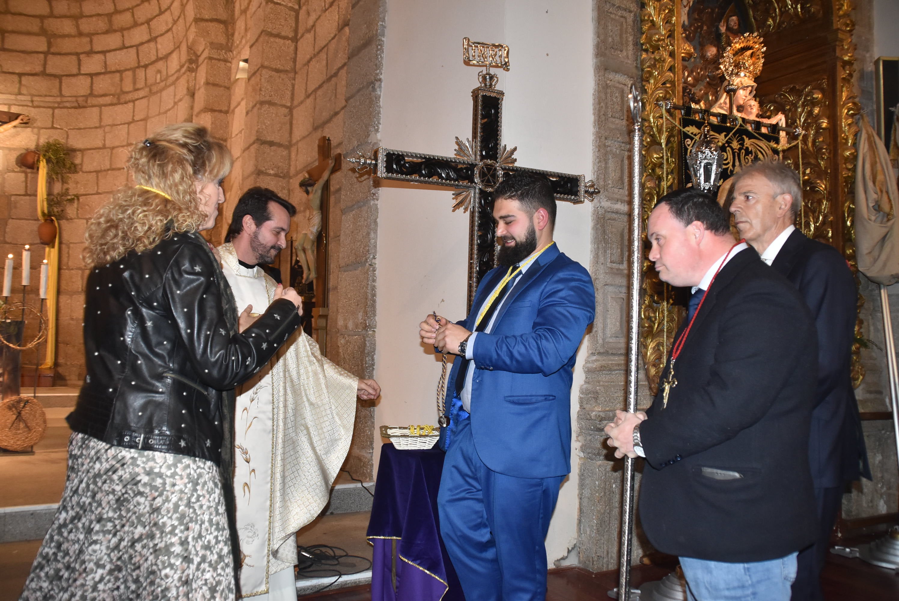 La Cofradía de la Vera Cruz nombra abad a Paco García y da la bienvenida a 14 nuevos cofrades
