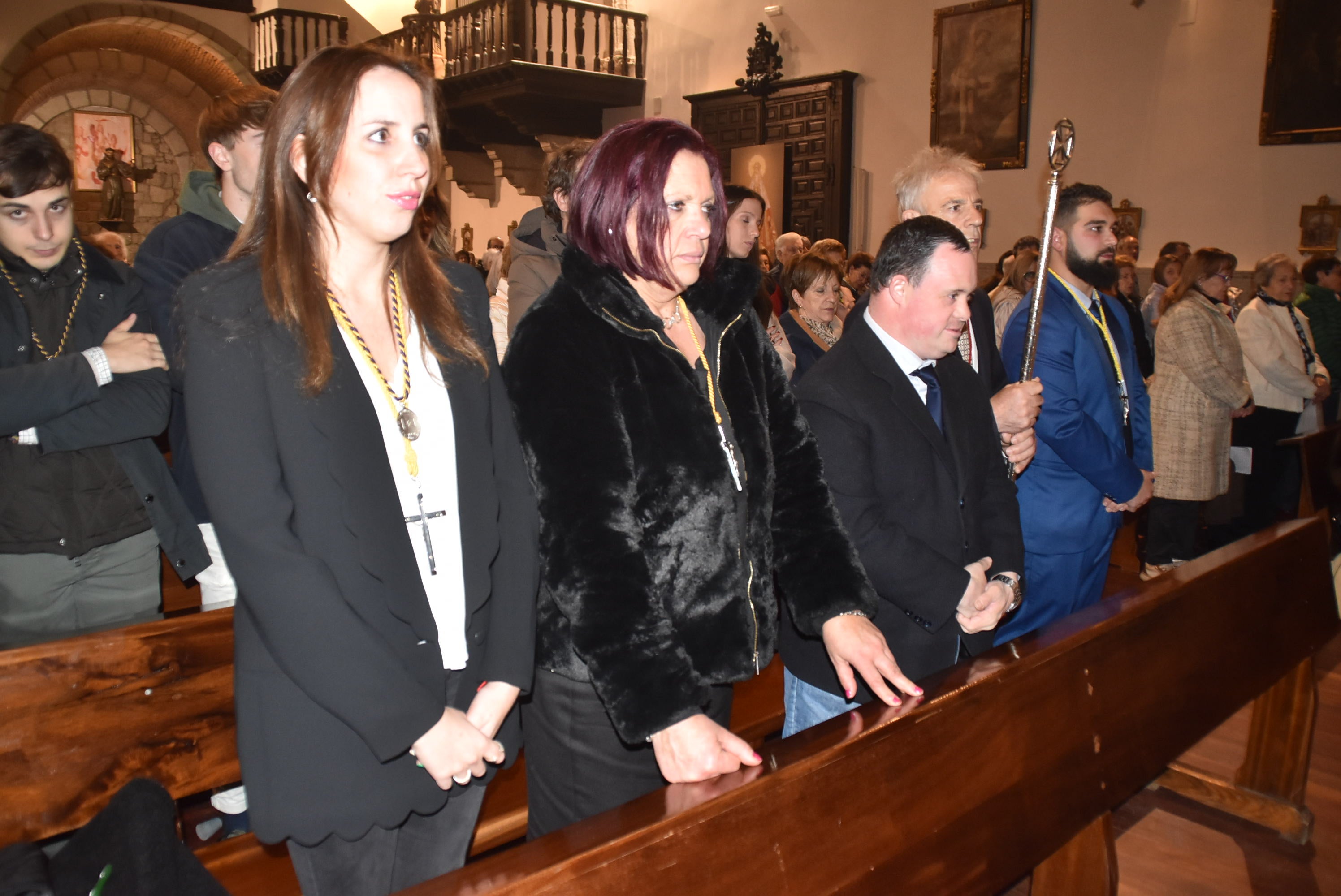 La Cofradía de la Vera Cruz nombra abad a Paco García y da la bienvenida a 14 nuevos cofrades