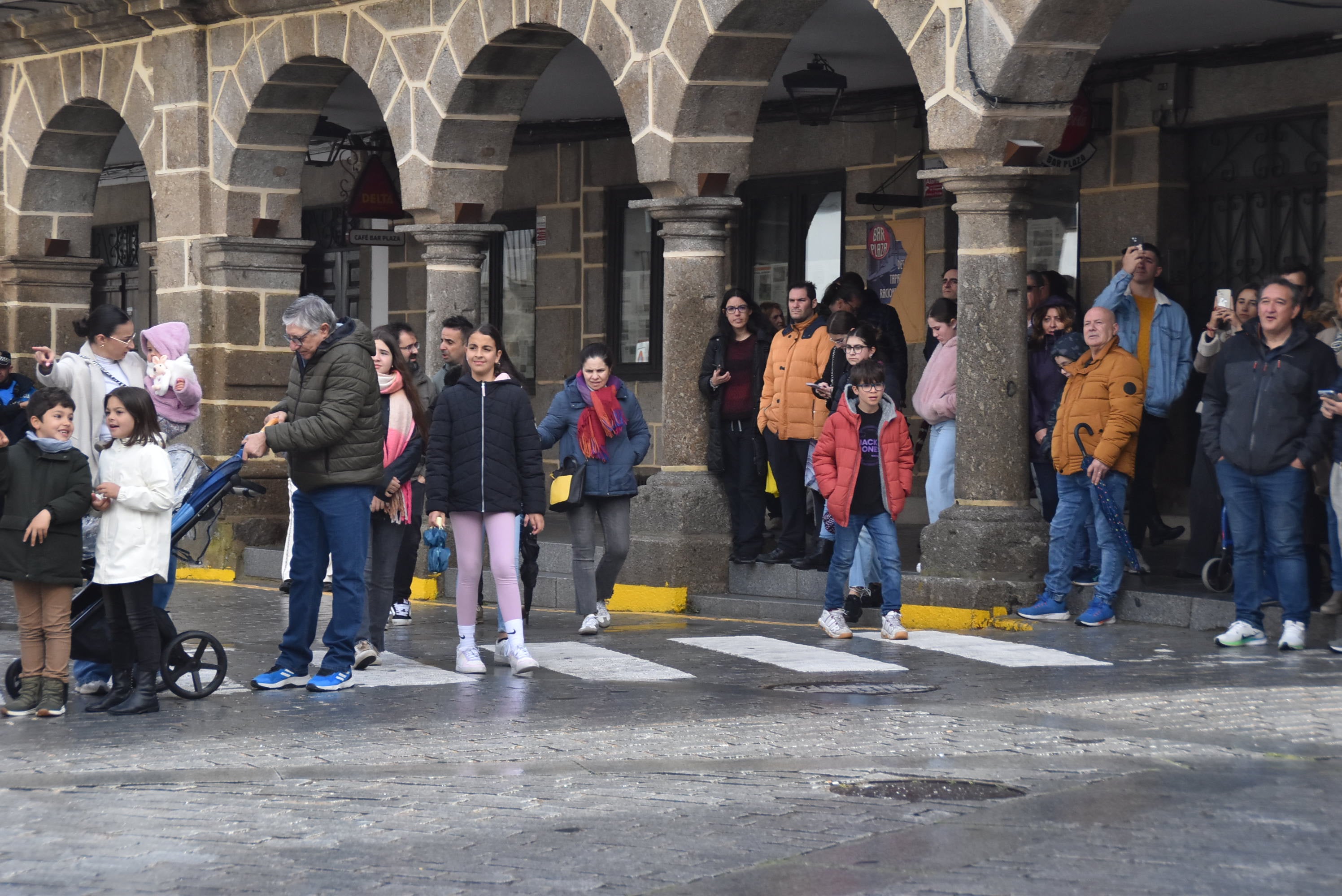 Béjar reta a la lluvia y escenifica la sentencia de Jesús en la Plaza Mayor