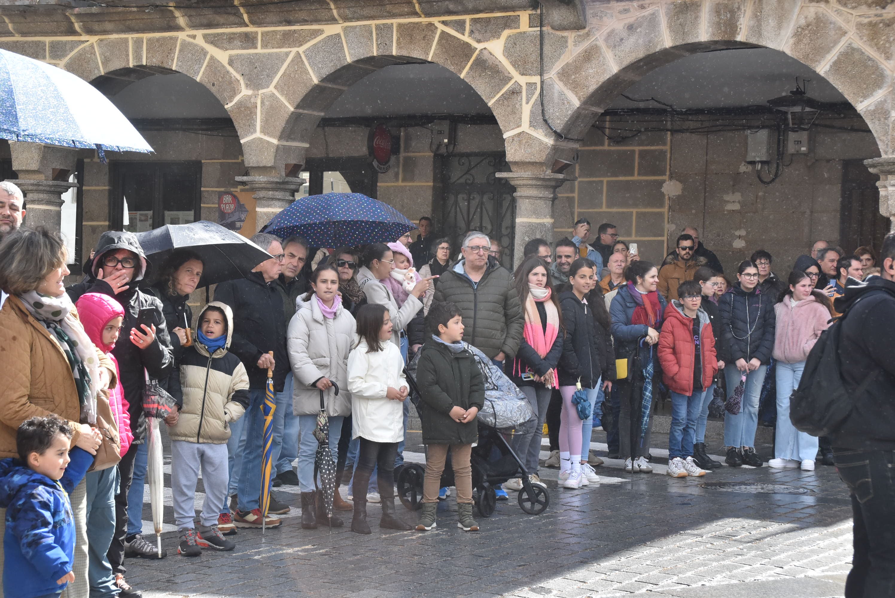 Béjar reta a la lluvia y escenifica la sentencia de Jesús en la Plaza Mayor