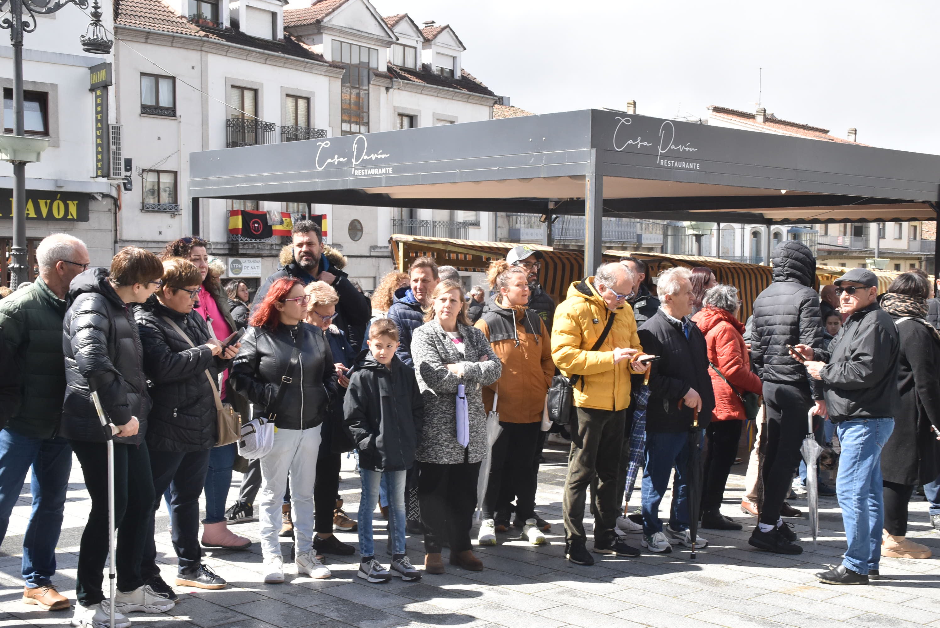 Béjar reta a la lluvia y escenifica la sentencia de Jesús en la Plaza Mayor