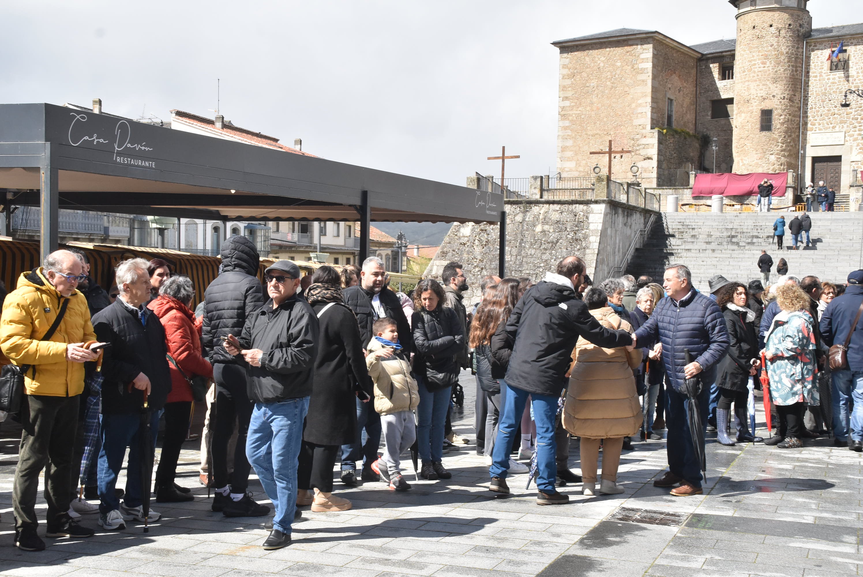 Béjar reta a la lluvia y escenifica la sentencia de Jesús en la Plaza Mayor