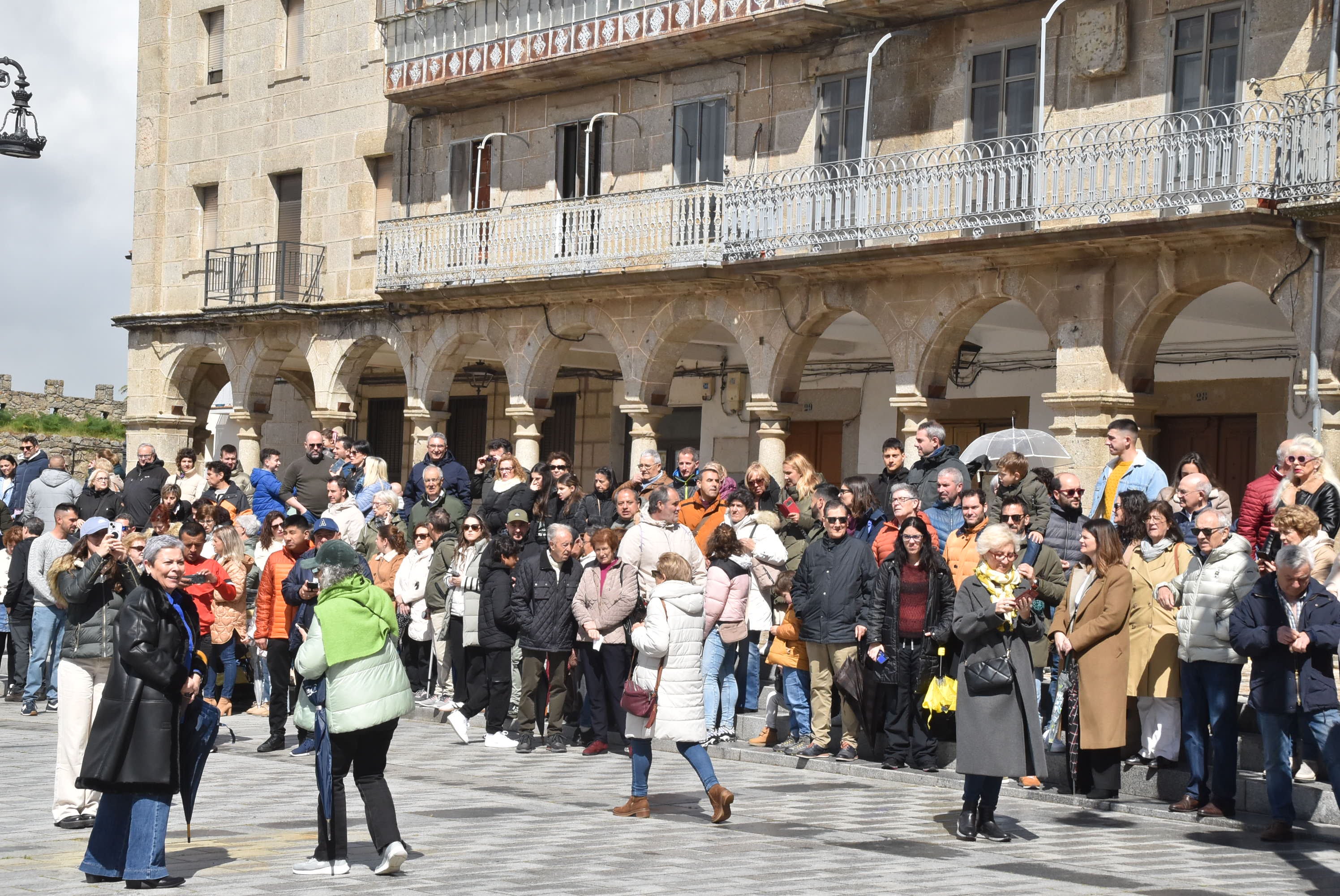 Béjar reta a la lluvia y escenifica la sentencia de Jesús en la Plaza Mayor