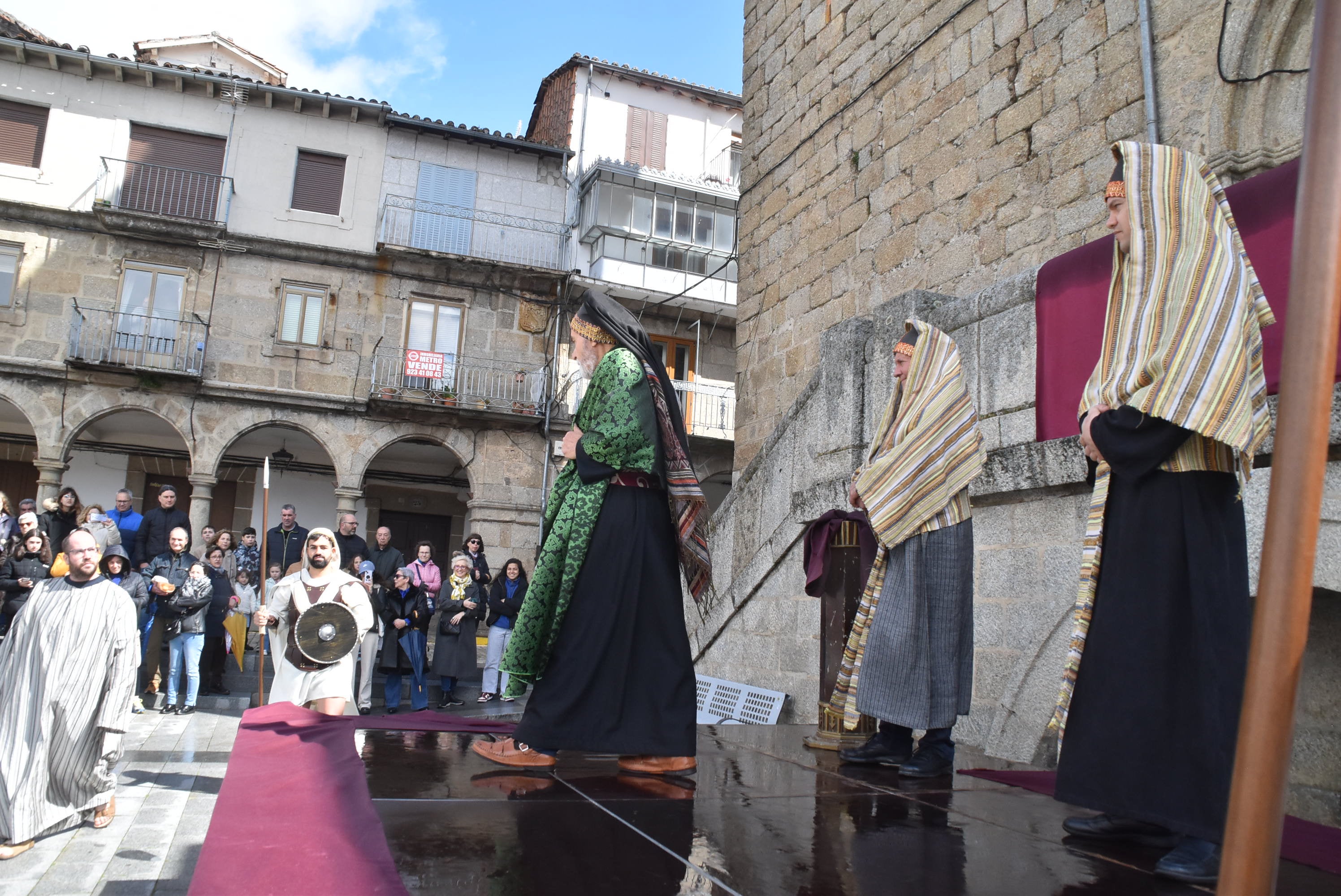 Béjar reta a la lluvia y escenifica la sentencia de Jesús en la Plaza Mayor