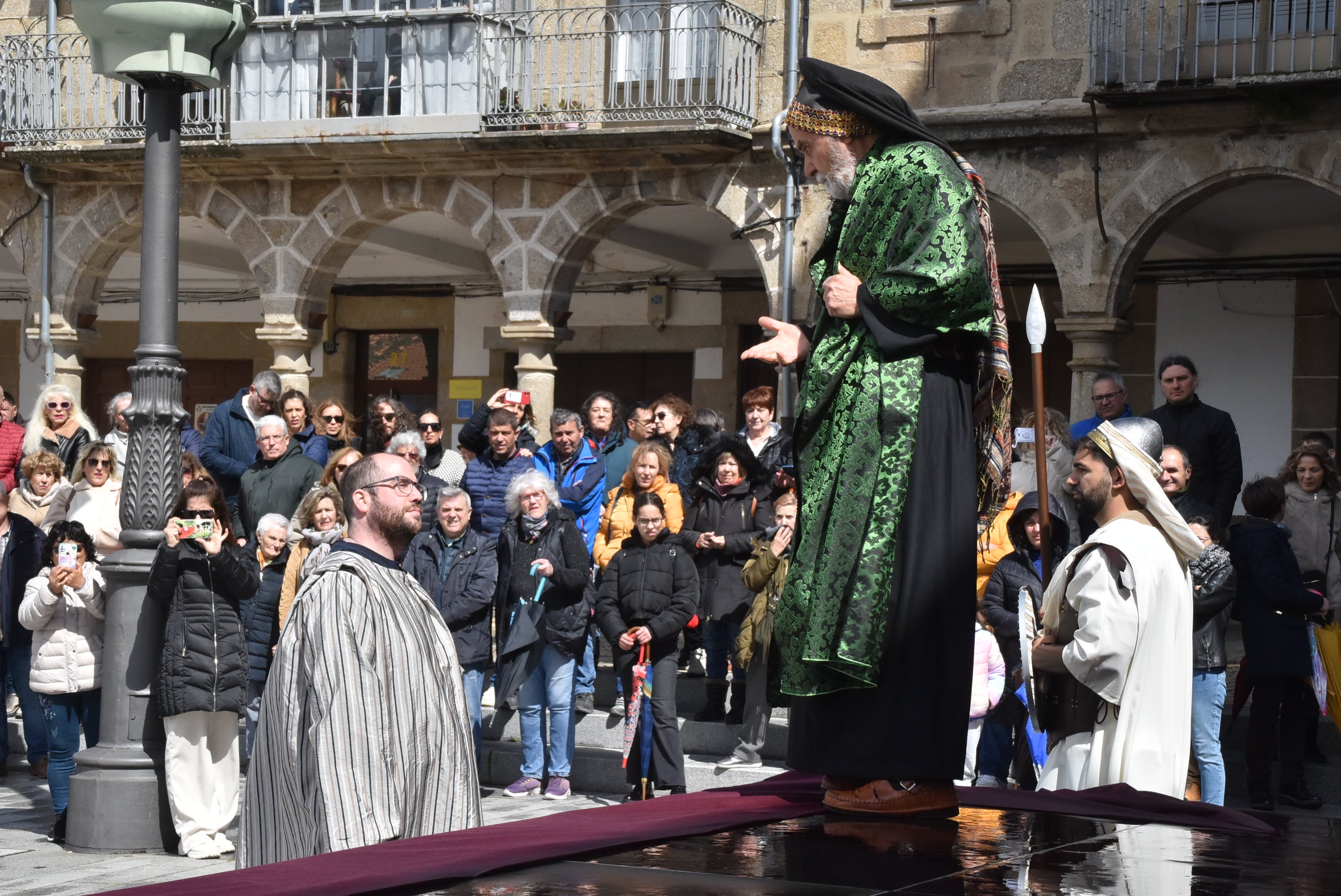 Béjar reta a la lluvia y escenifica la sentencia de Jesús en la Plaza Mayor