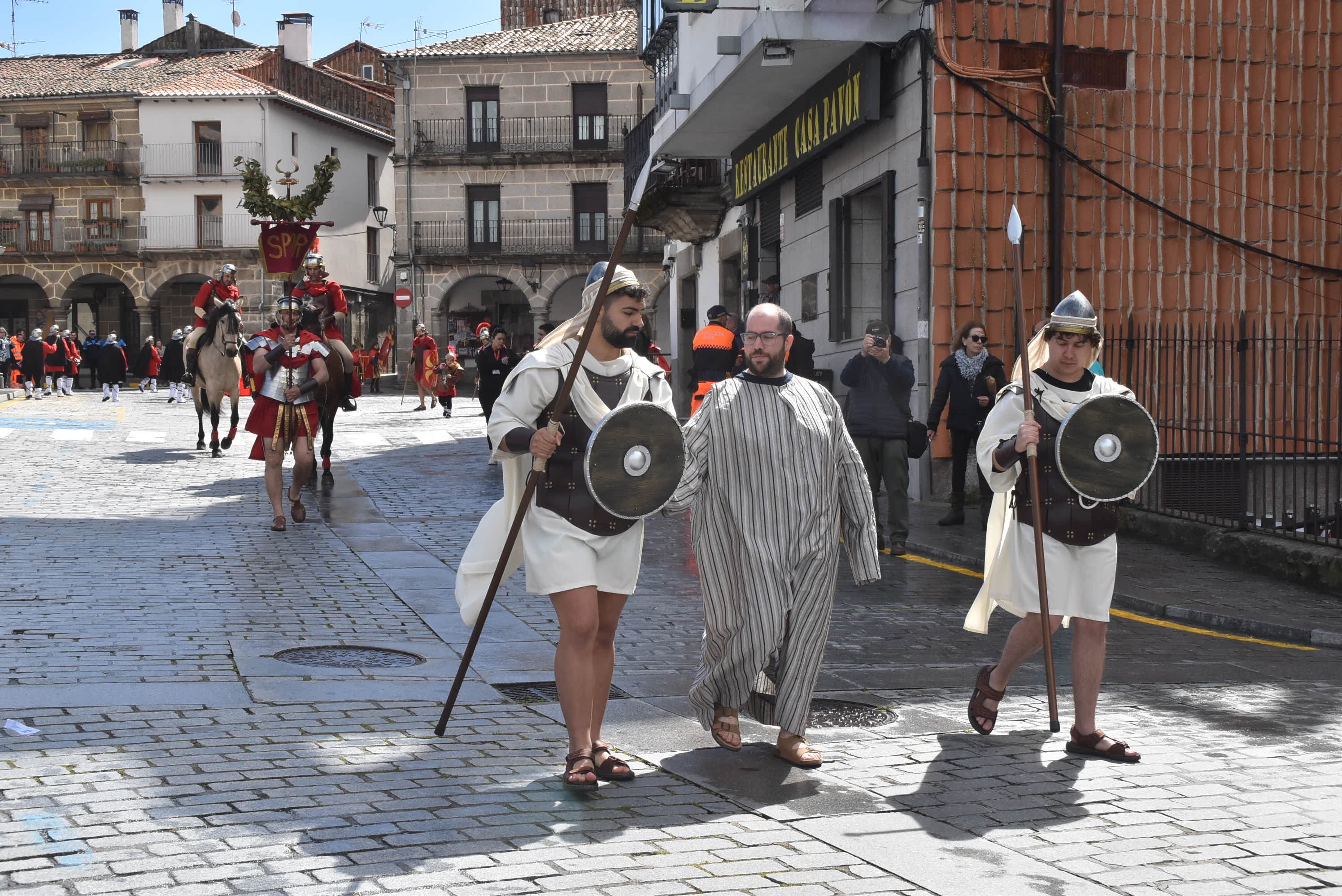 Béjar reta a la lluvia y escenifica la sentencia de Jesús en la Plaza Mayor