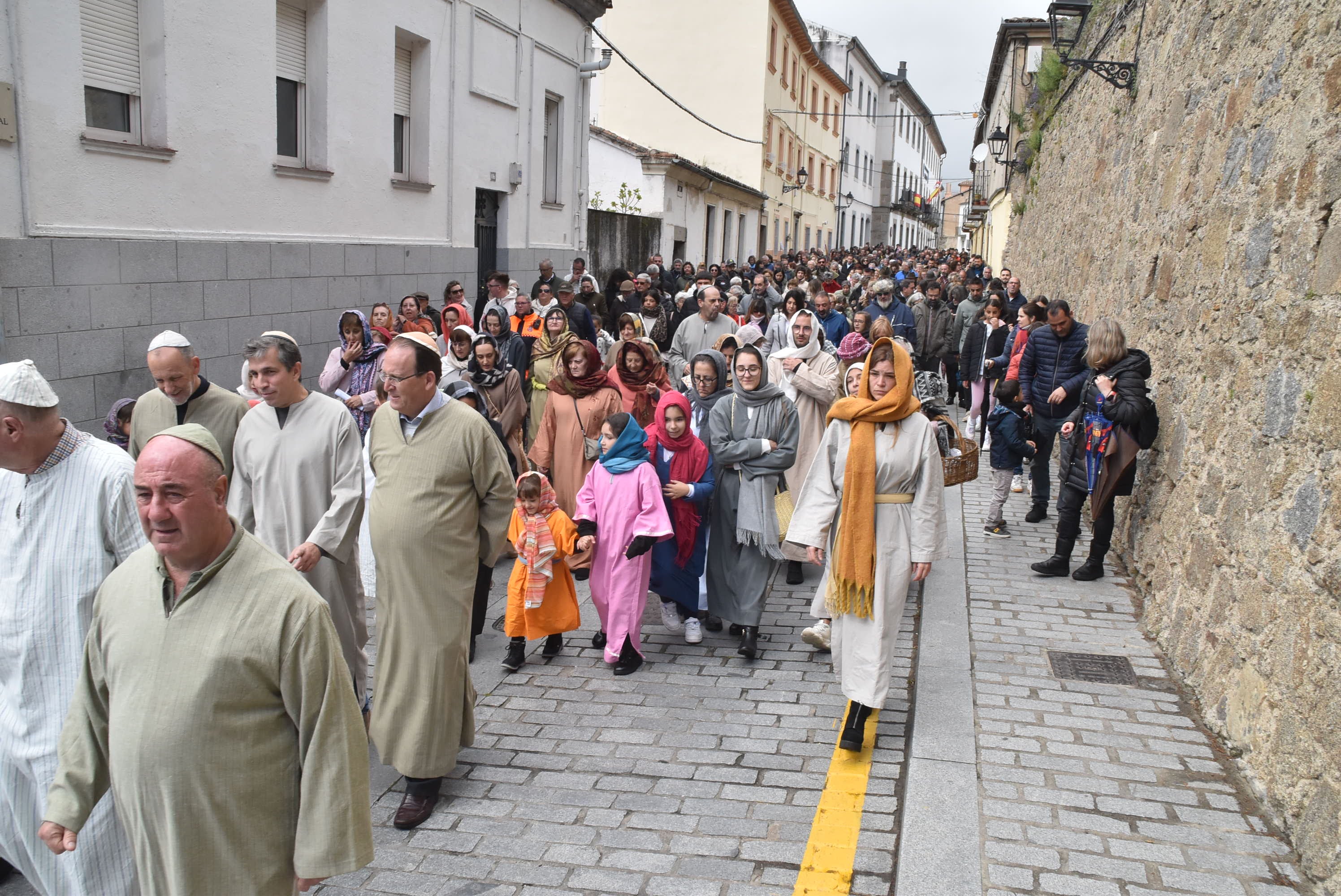 Béjar reta a la lluvia y escenifica la sentencia de Jesús en la Plaza Mayor
