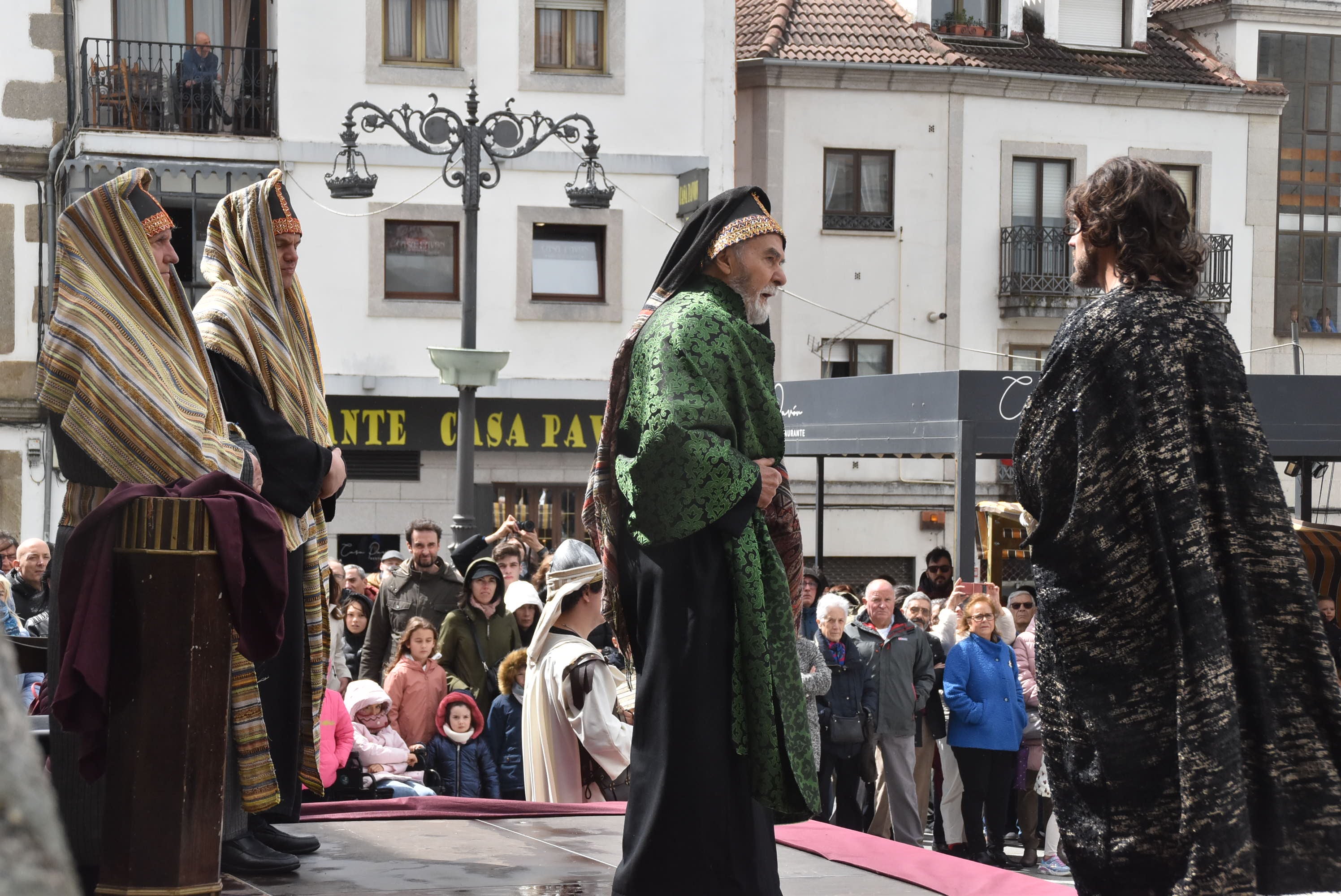 Béjar reta a la lluvia y escenifica la sentencia de Jesús en la Plaza Mayor